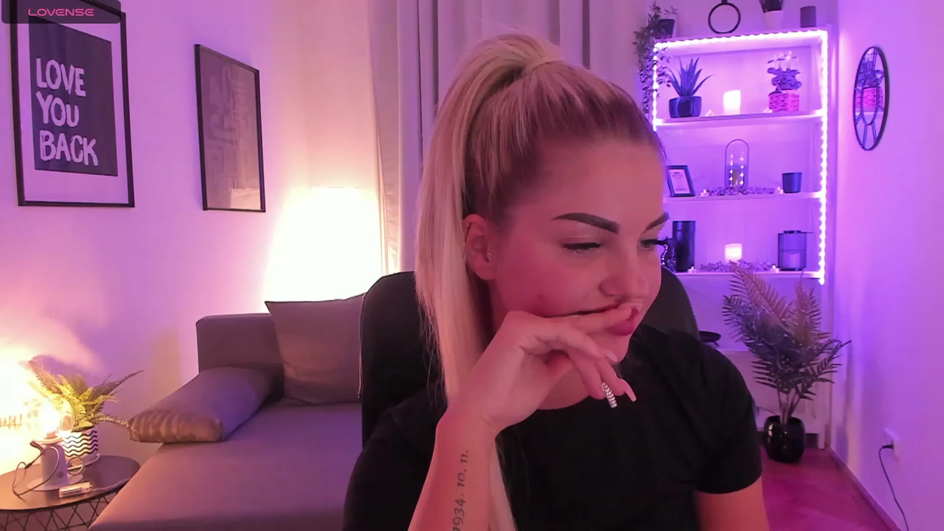 Gallery image thumbnail from NiaBlondie's myfreecams stream on, 11/22/2023, 19:33 image 17 of 20