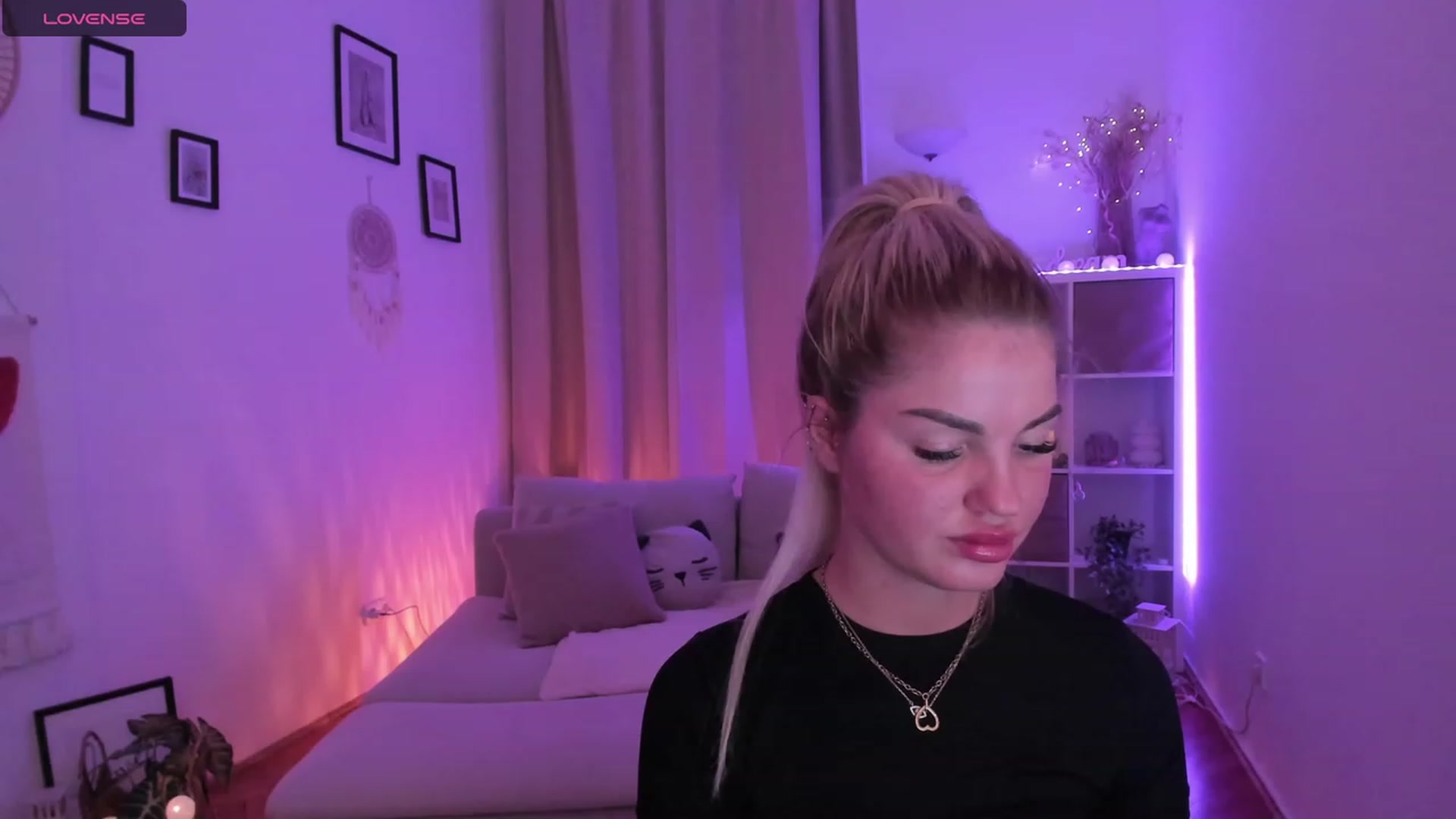 Gallery image thumbnail from NiaBlondie's myfreecams stream on, 11/27/2023, 19:25 image 6 of 20