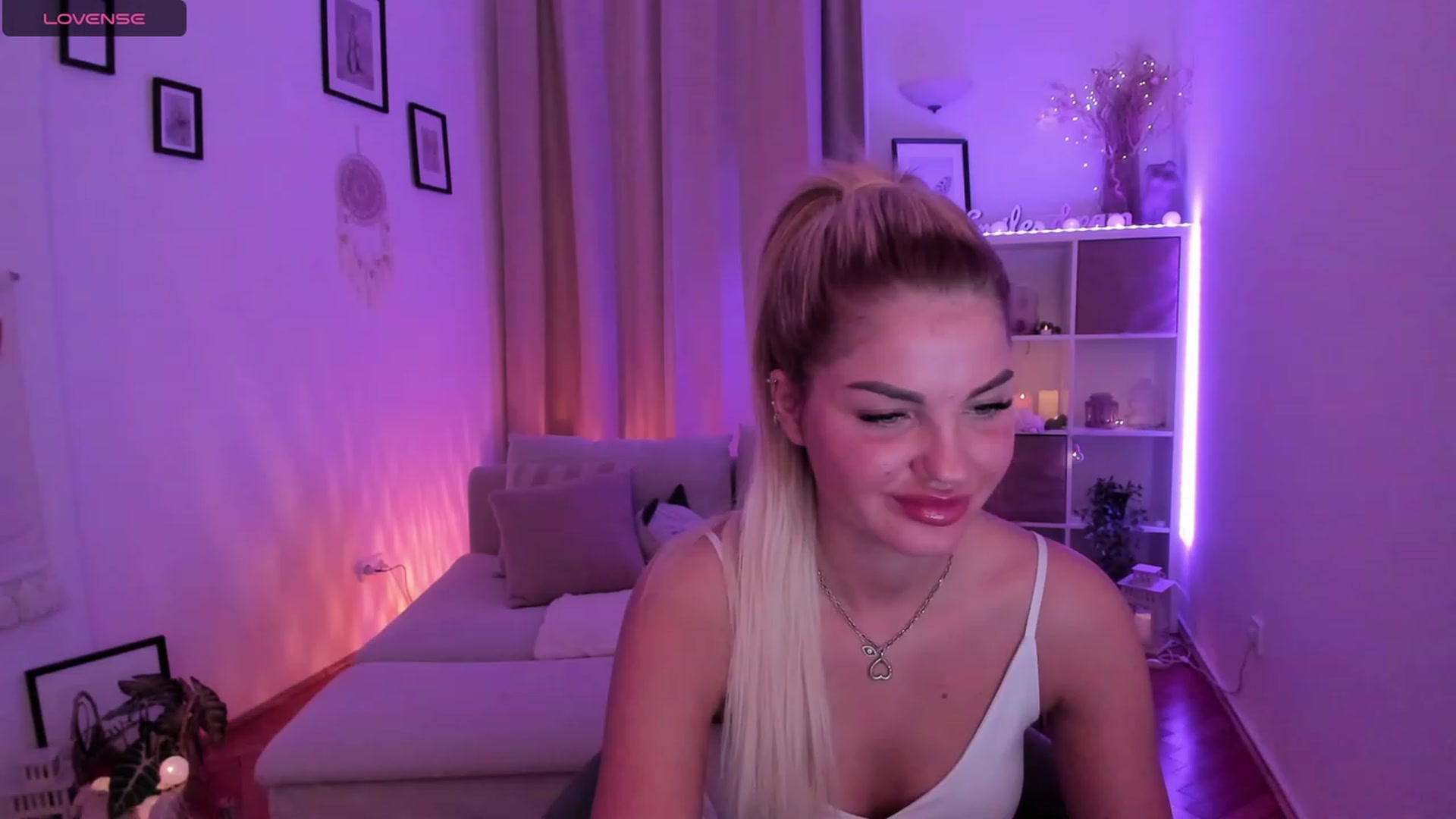 Gallery image thumbnail from NiaBlondie's myfreecams stream on, 11/30/2023, 16:59 image 8 of 20