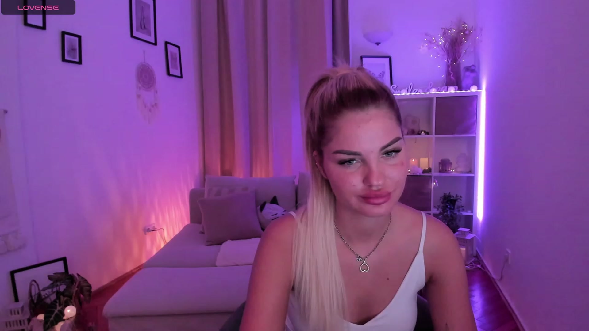 Gallery image thumbnail from NiaBlondie's myfreecams stream on, 11/30/2023, 16:59 image 6 of 20