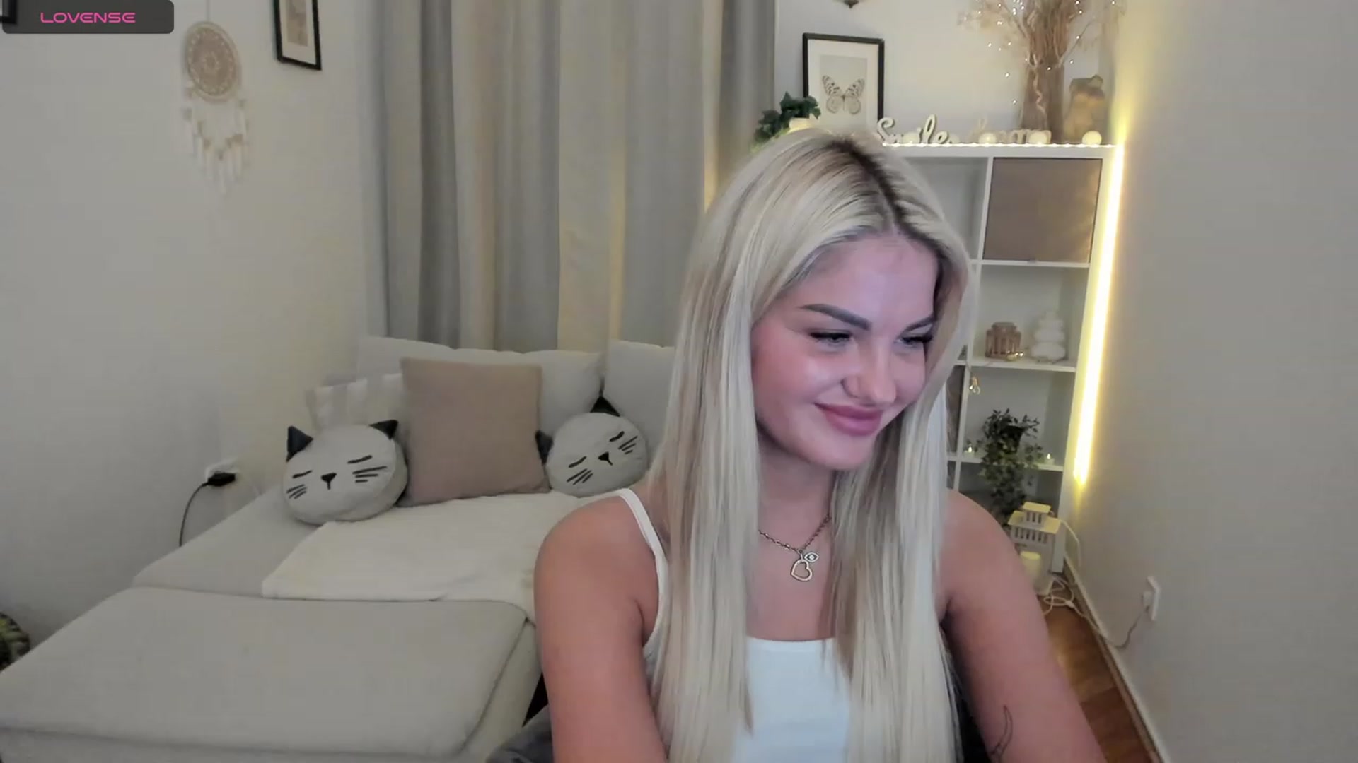 Gallery image thumbnail from NiaBlondie's myfreecams stream on, 12/07/2023, 20:31 image 8 of 20