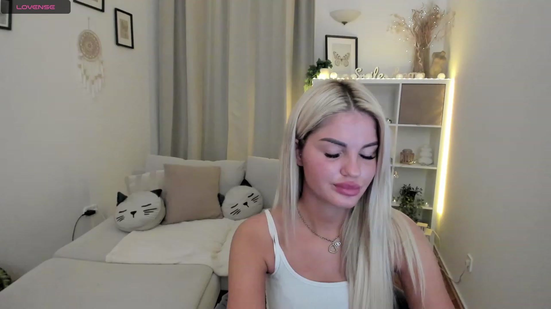 Gallery image thumbnail from NiaBlondie's myfreecams stream on, 12/07/2023, 20:31 image 6 of 20