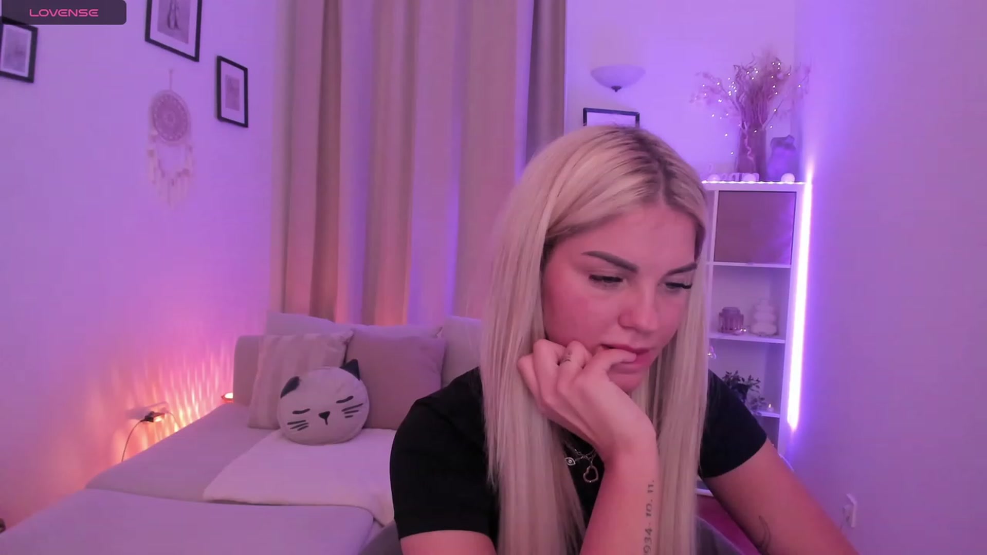 Gallery image thumbnail from NiaBlondie's myfreecams stream on, 12/11/2023, 21:34 image 16 of 20