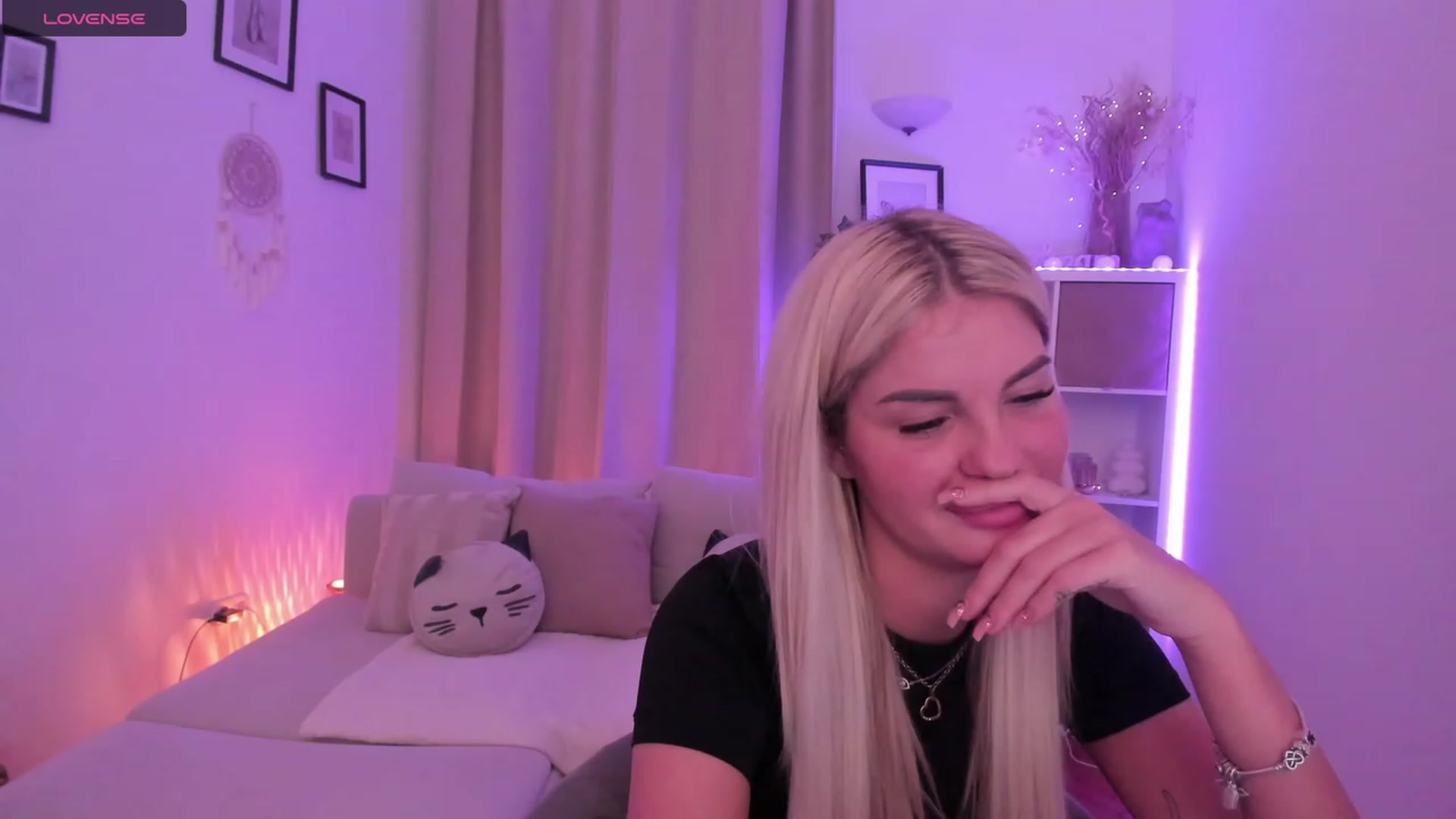 Gallery image thumbnail from NiaBlondie's myfreecams stream on, 12/11/2023, 21:34 image 13 of 20