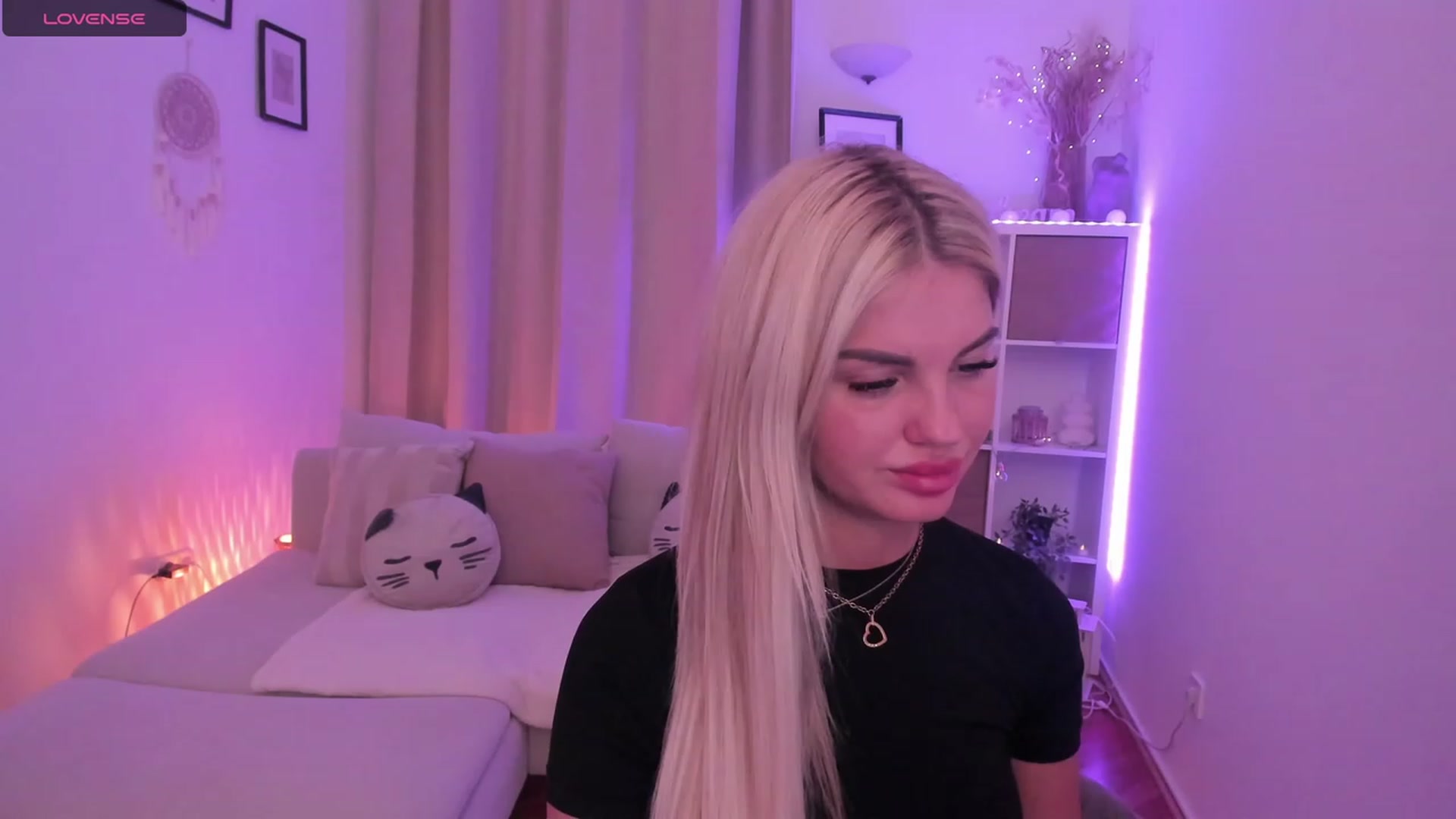 Gallery image thumbnail from NiaBlondie's myfreecams stream on, 12/11/2023, 21:34 image 4 of 20