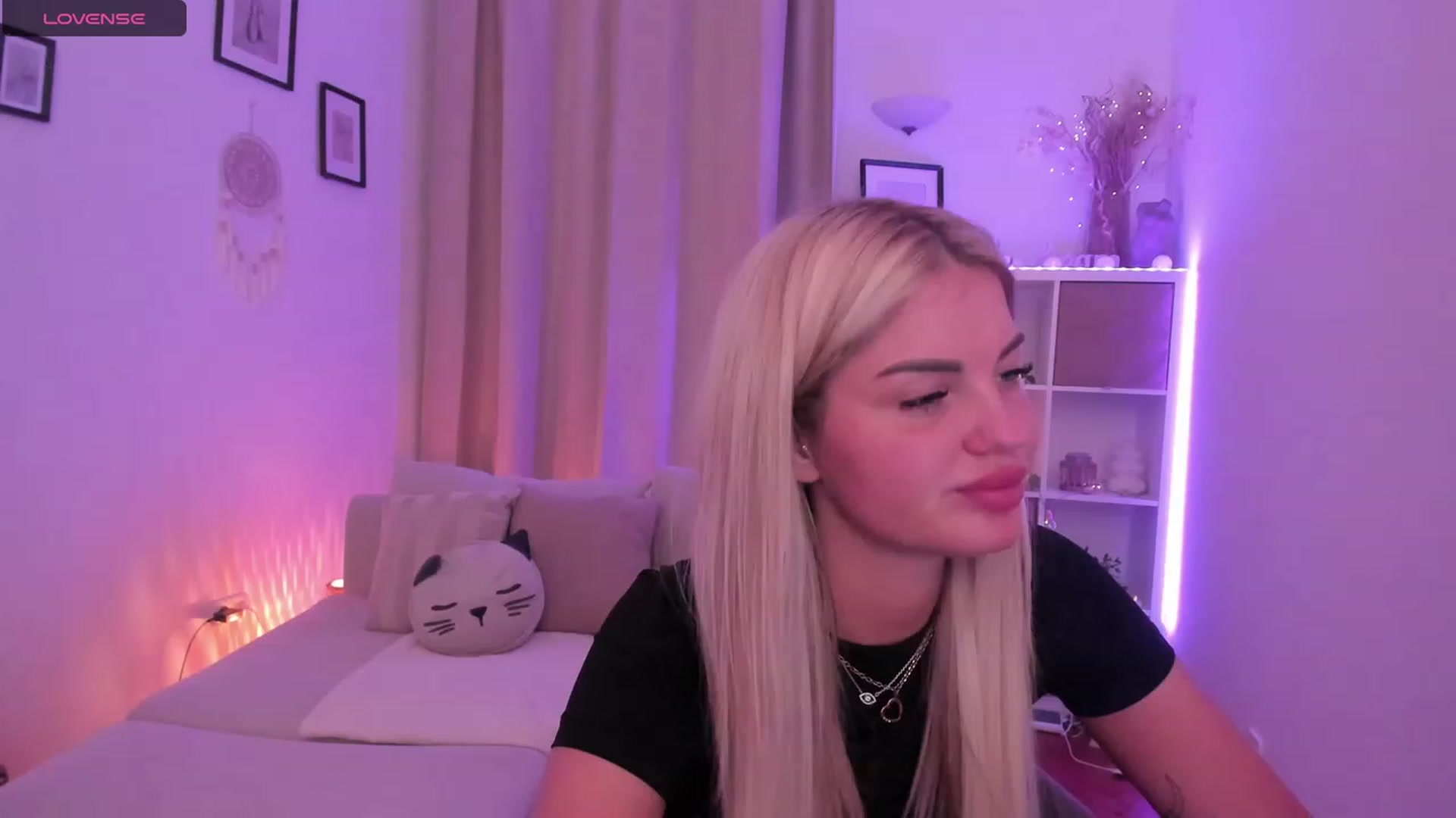 Gallery image thumbnail from NiaBlondie's myfreecams stream on, 12/11/2023, 21:34 image 15 of 20