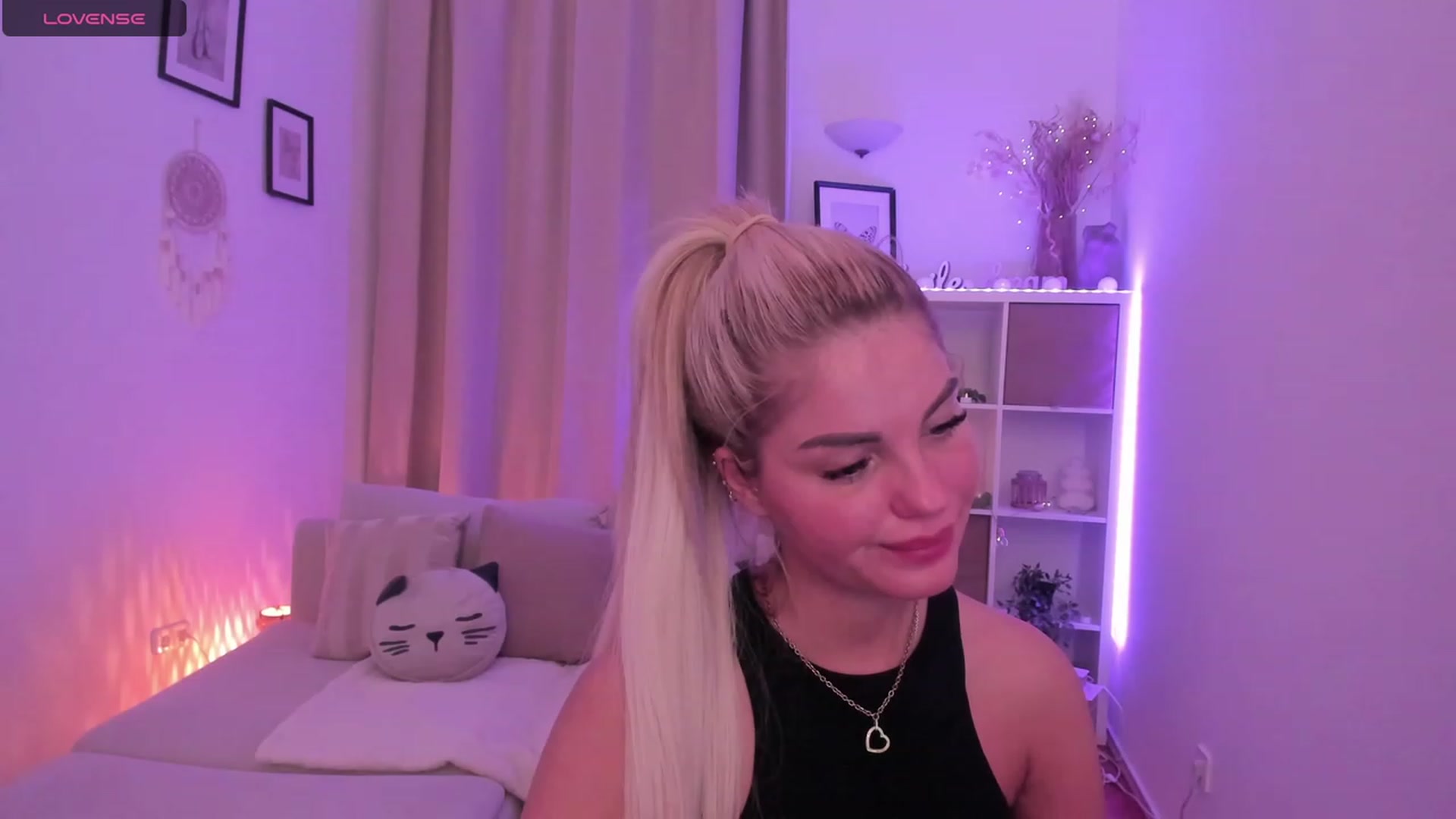 Gallery image thumbnail from NiaBlondie's myfreecams stream on, 12/12/2023, 18:44 image 17 of 20