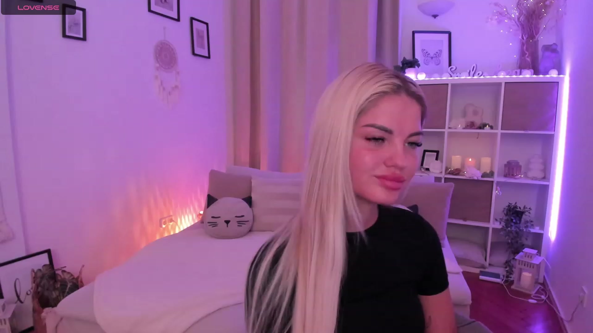 Gallery image thumbnail from NiaBlondie's myfreecams stream on, 12/16/2023, 11:29 image 10 of 20