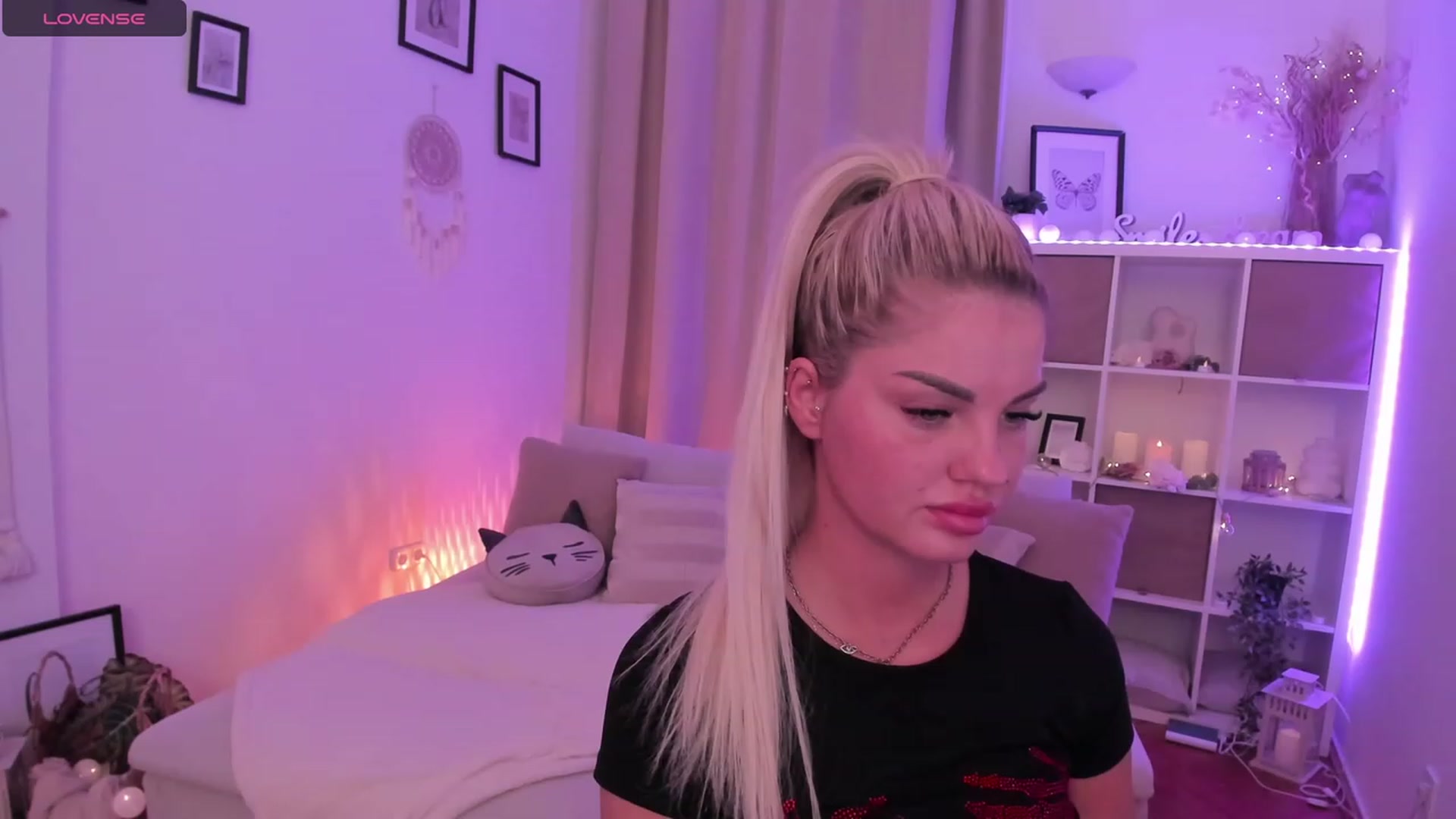 Gallery image thumbnail from NiaBlondie's myfreecams stream on, 12/18/2023, 21:30 image 3 of 20