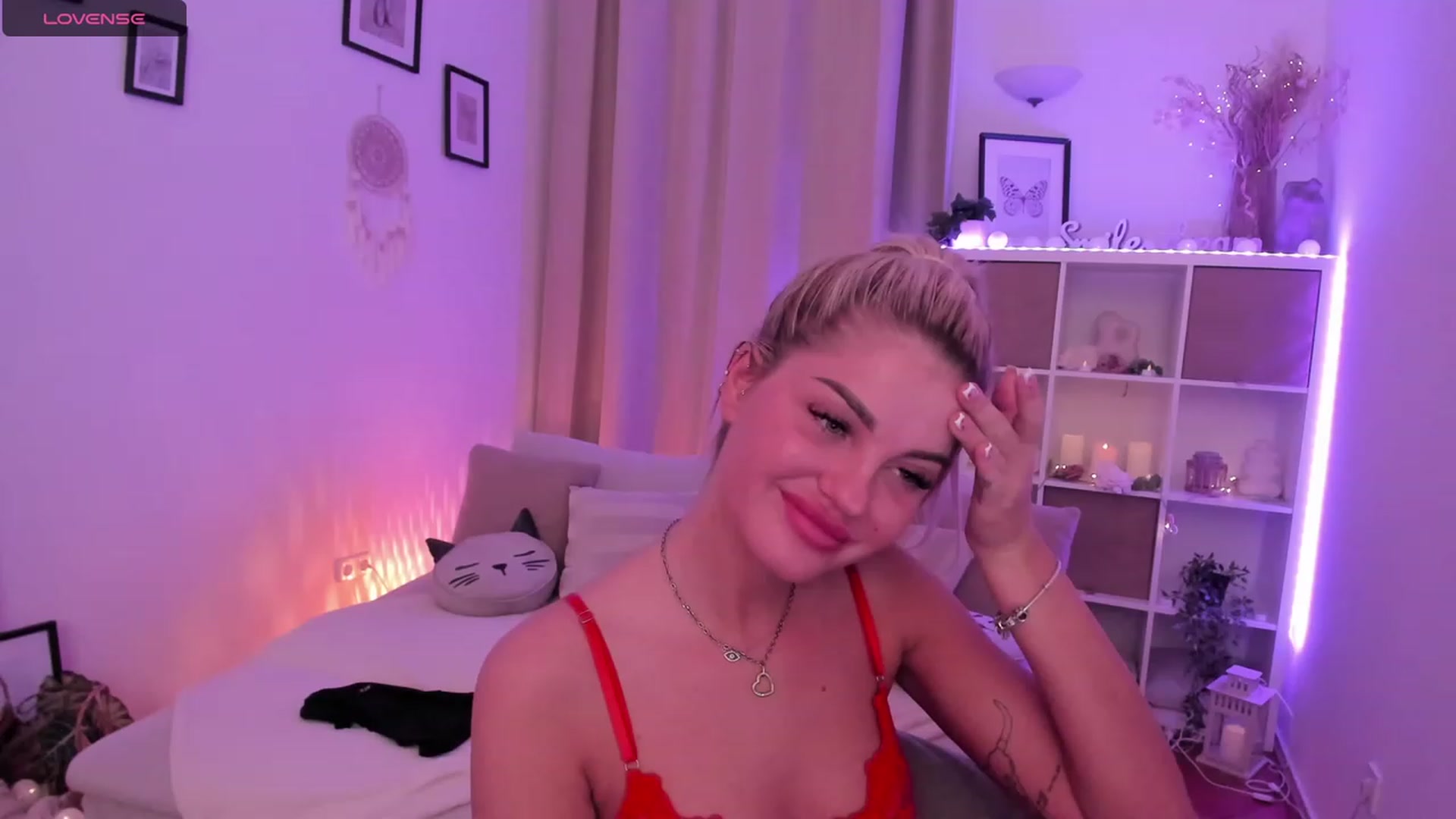 Gallery image thumbnail from NiaBlondie's myfreecams stream on, 12/18/2023, 21:30 image 18 of 20