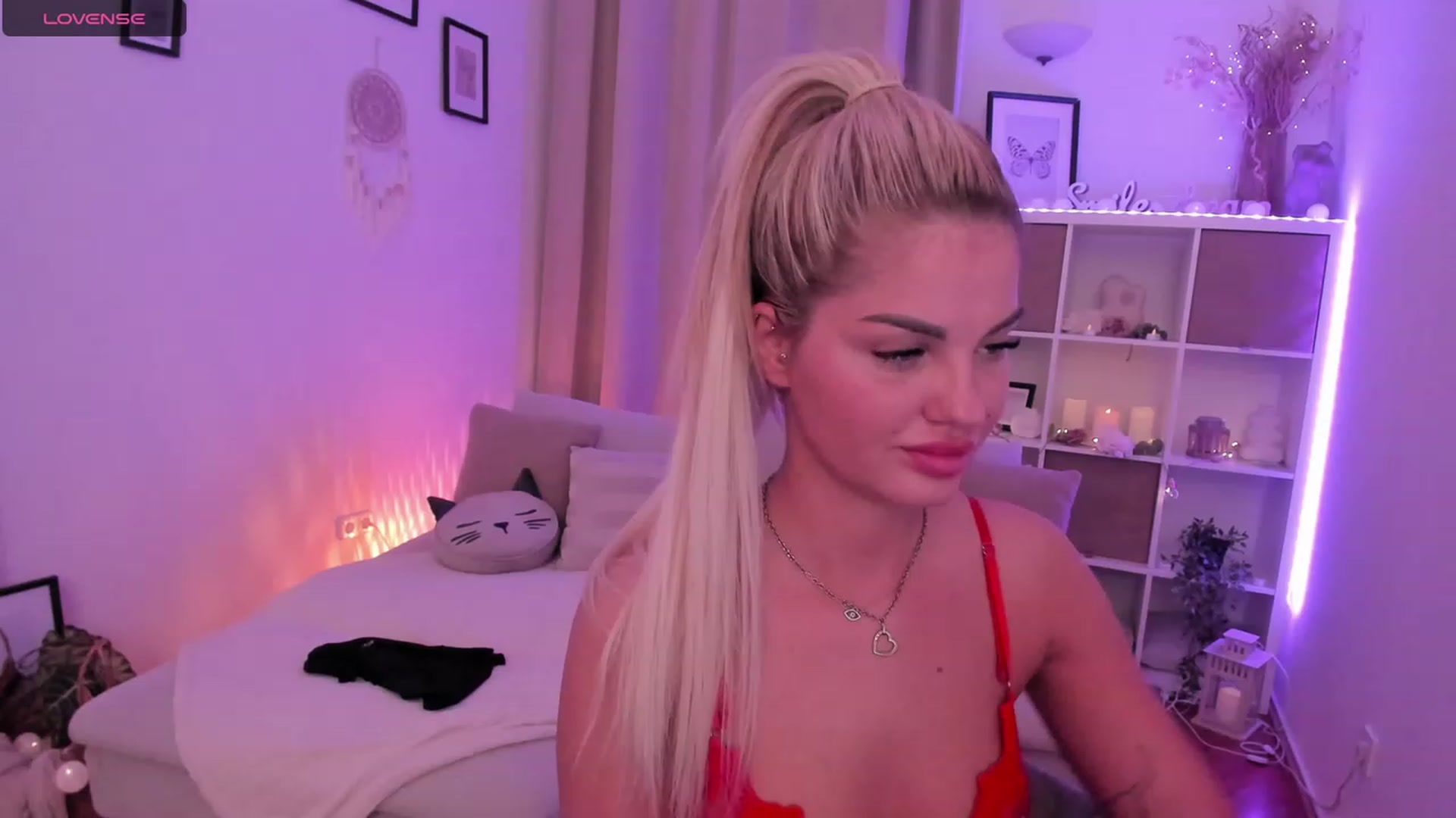 Gallery image thumbnail from NiaBlondie's myfreecams stream on, 12/18/2023, 21:30 image 14 of 20