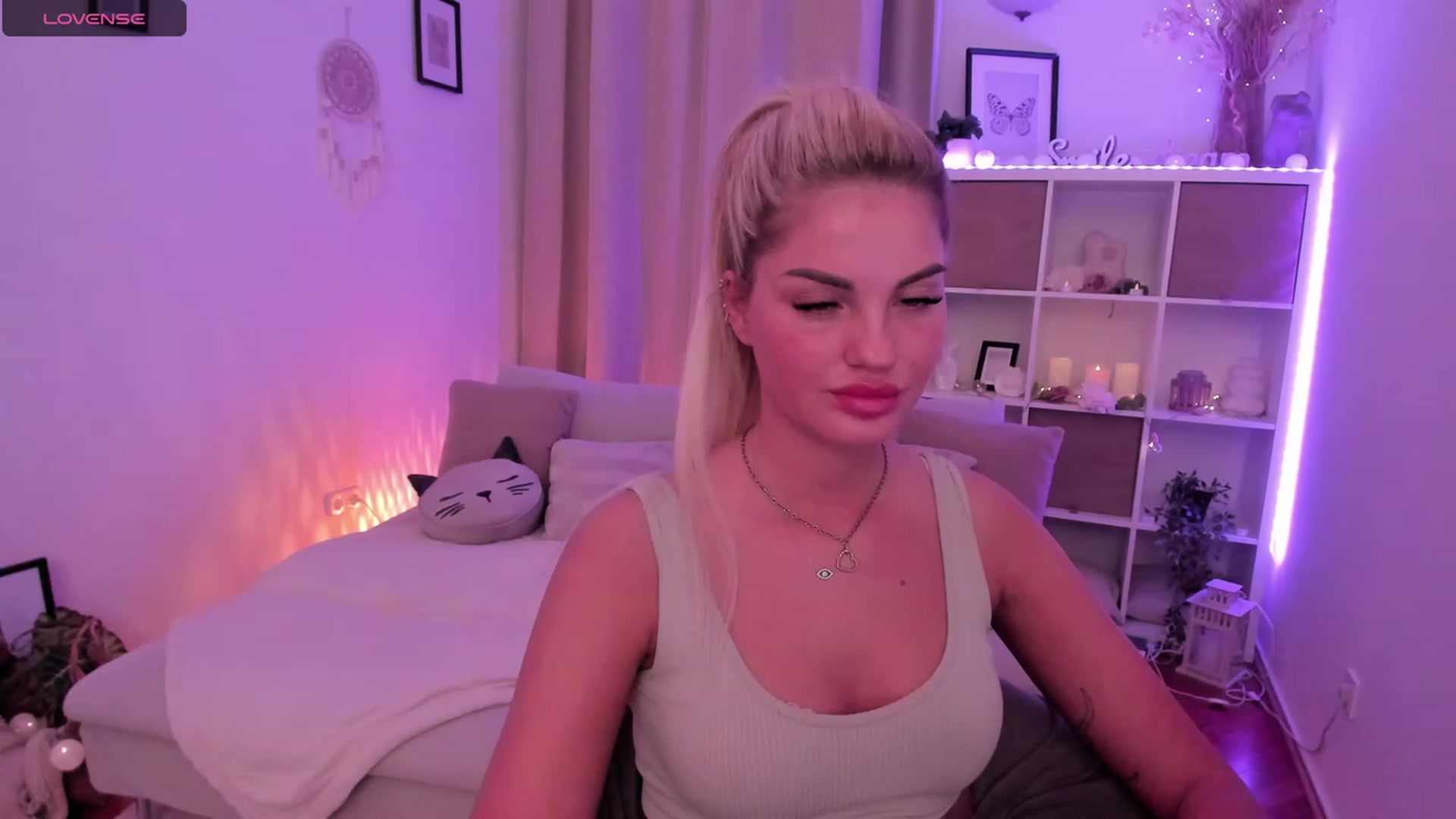Gallery image thumbnail from NiaBlondie's myfreecams stream on, 12/19/2023, 19:02 image 6 of 20