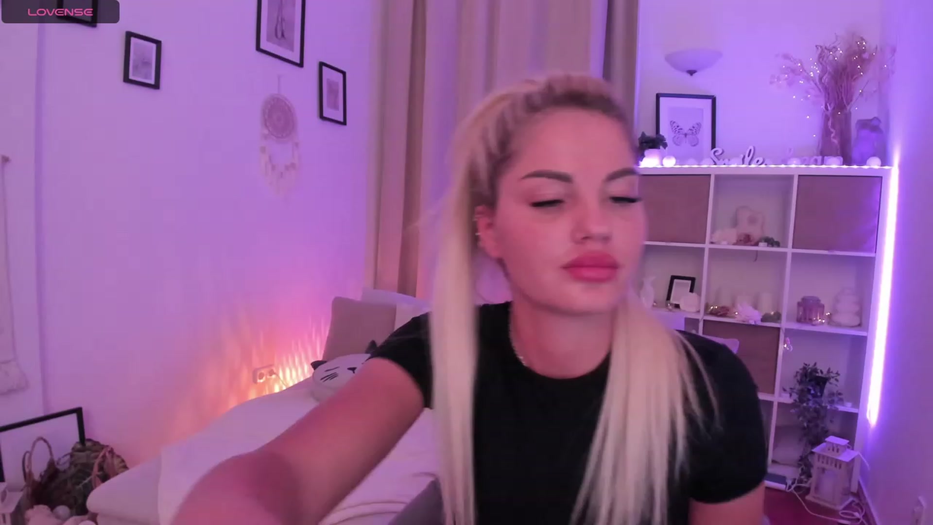 Gallery image thumbnail from NiaBlondie's myfreecams stream on, 12/21/2023, 19:02 image 15 of 20