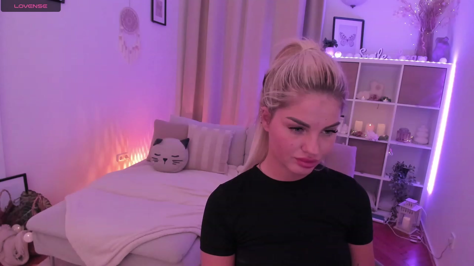 Gallery image thumbnail from NiaBlondie's myfreecams stream on, 12/22/2023, 18:37 image 12 of 20