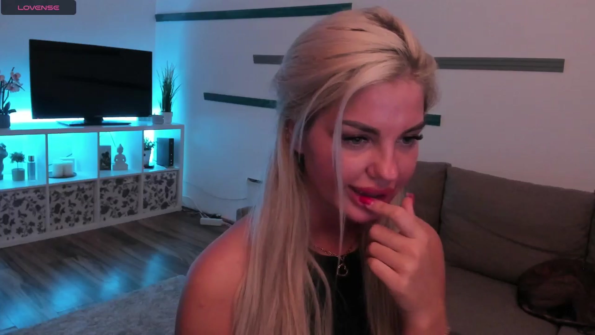 Gallery image thumbnail from NiaBlondie's myfreecams stream on, 06/19/2024, 20:40 image 12 of 20