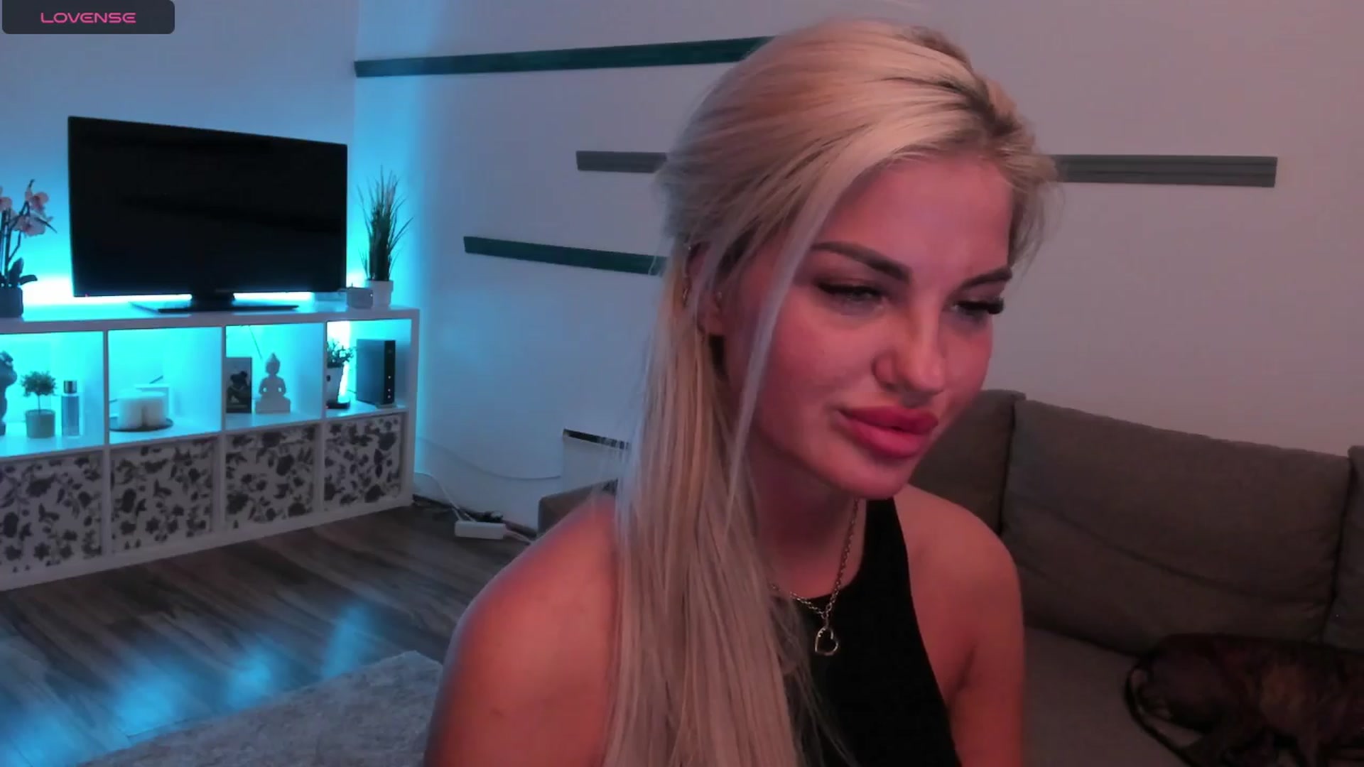 Gallery image thumbnail from NiaBlondie's myfreecams stream on, 06/19/2024, 20:40 image 14 of 20