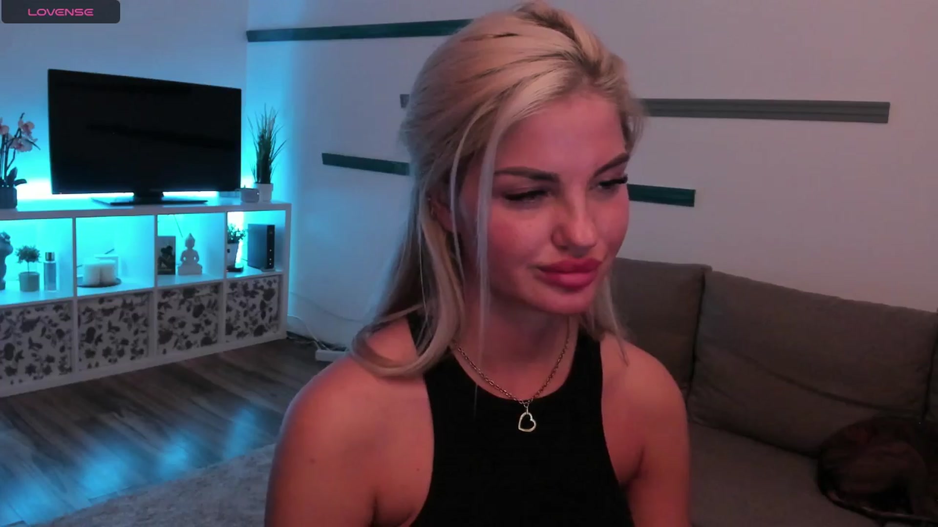 Gallery image thumbnail from NiaBlondie's myfreecams stream on, 06/19/2024, 20:40 image 11 of 20
