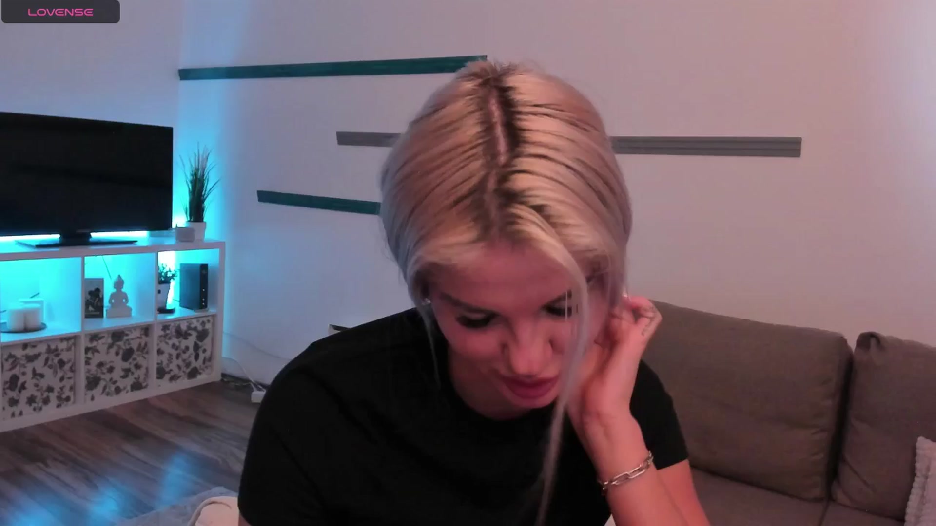 Gallery image thumbnail from NiaBlondie's myfreecams stream on, 06/23/2024, 16:52 image 15 of 20