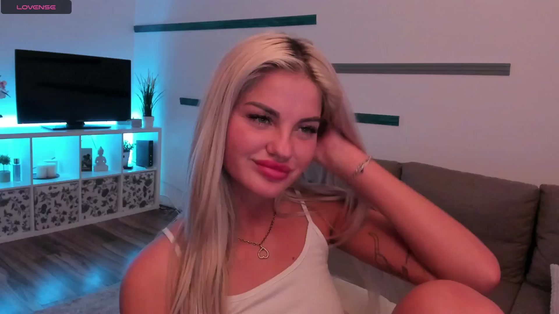 Gallery image thumbnail from NiaBlondie's myfreecams stream on, 06/25/2024, 19:49 image 16 of 20