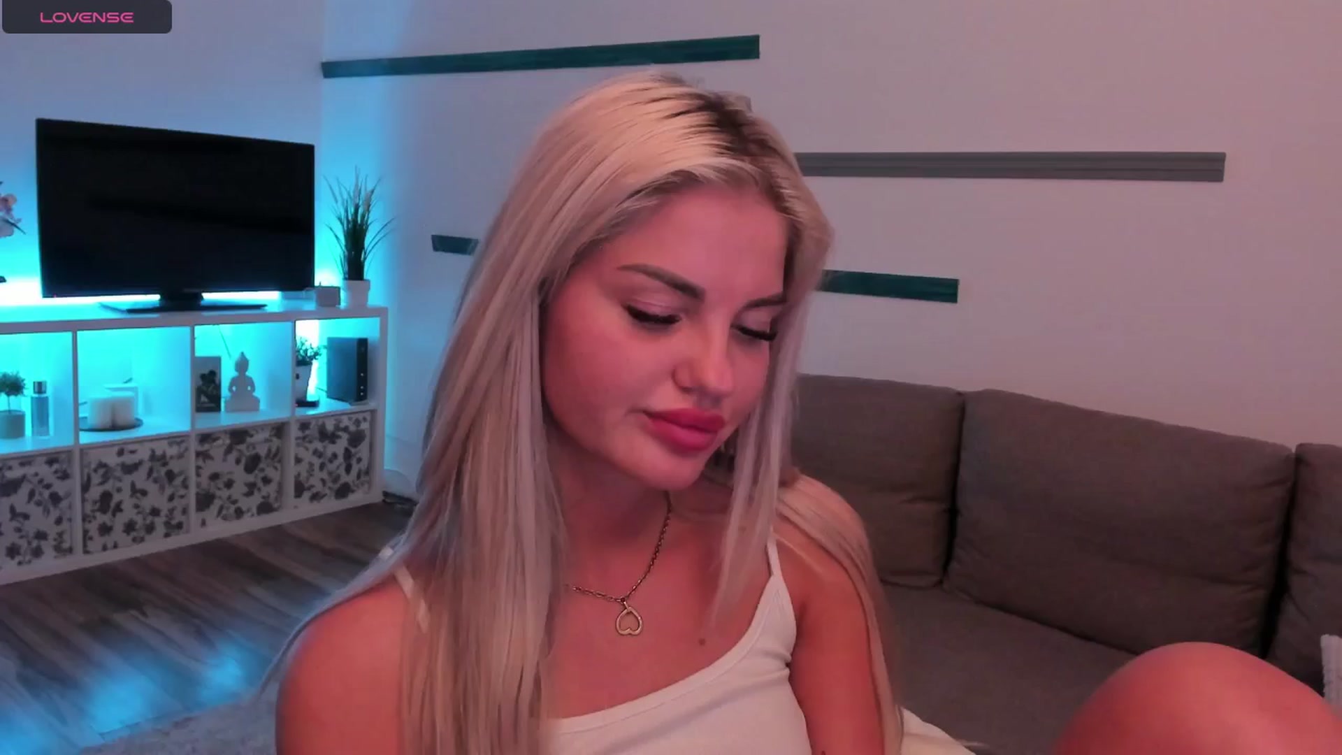 Gallery image thumbnail from NiaBlondie's myfreecams stream on, 06/25/2024, 19:49 image 15 of 20
