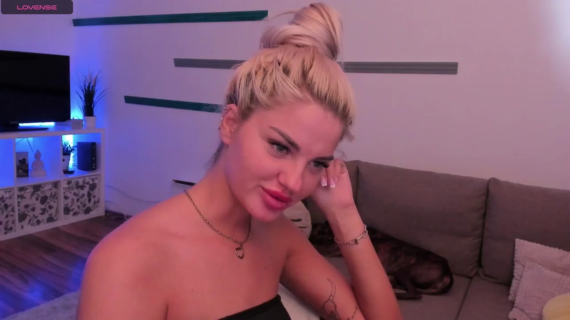 Gallery image thumbnail from NiaBlondie's myfreecams stream on, 06/26/2024, 08:31 image 16 of 20