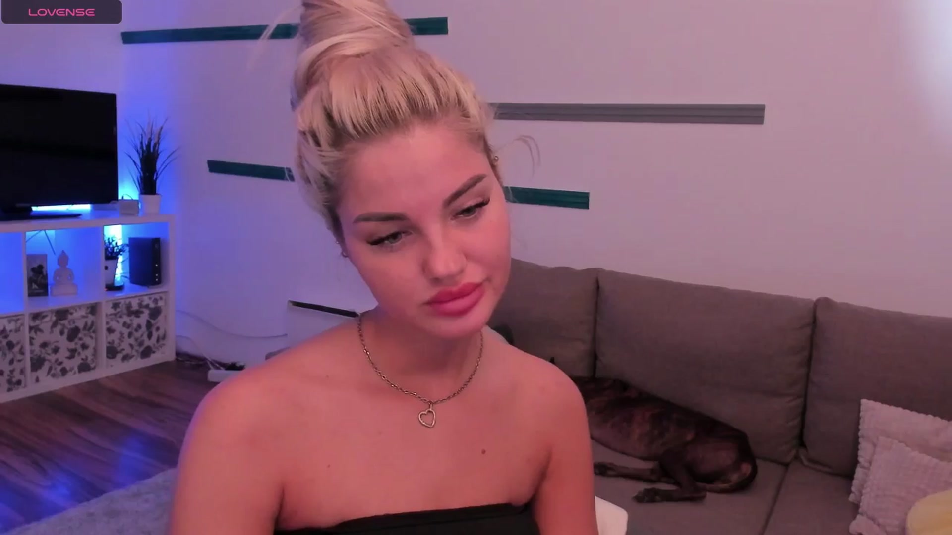Gallery image thumbnail from NiaBlondie's myfreecams stream on, 06/26/2024, 08:31 image 15 of 20