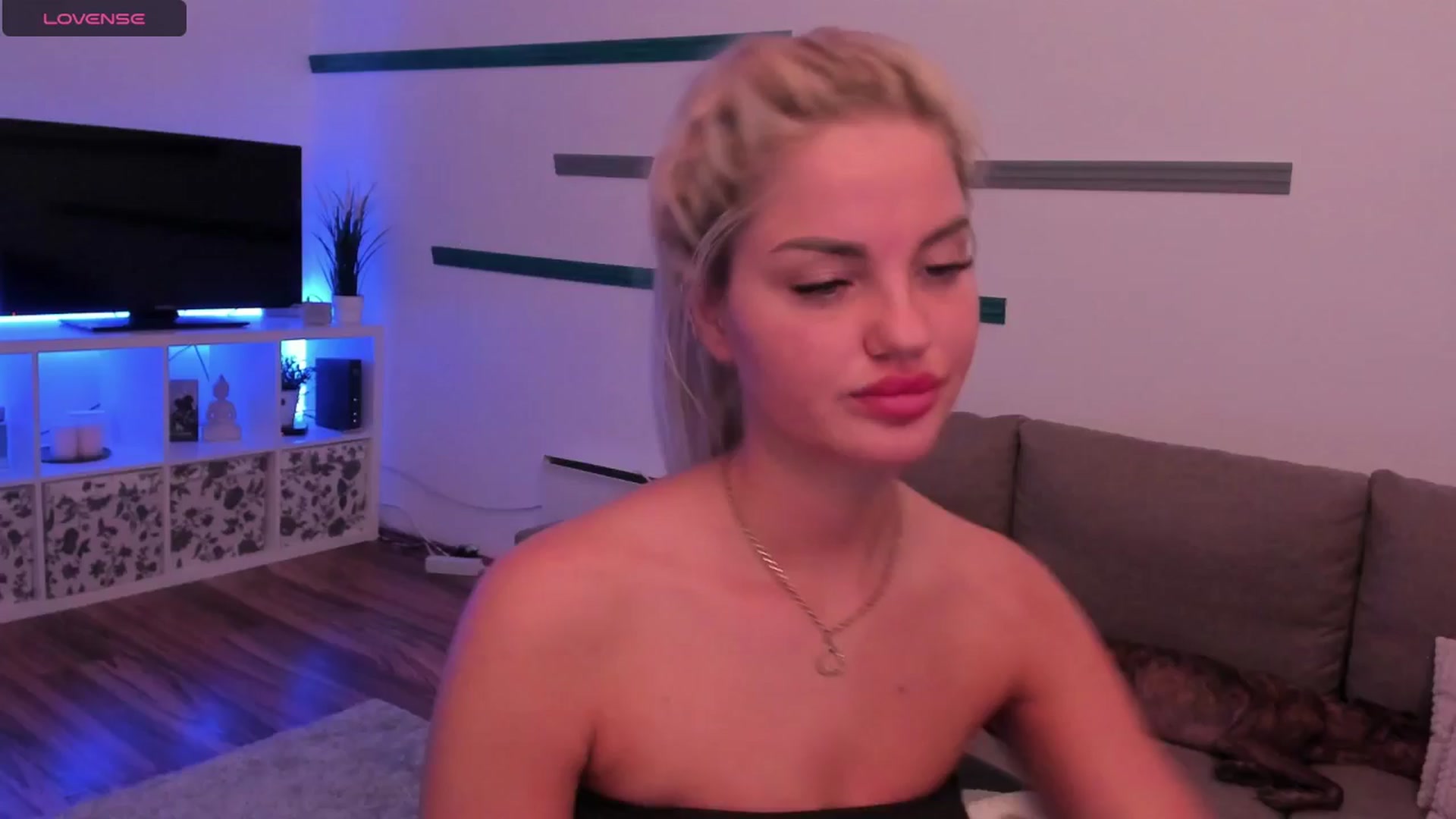 Gallery image thumbnail from NiaBlondie's myfreecams stream on, 06/26/2024, 10:26 image 18 of 20