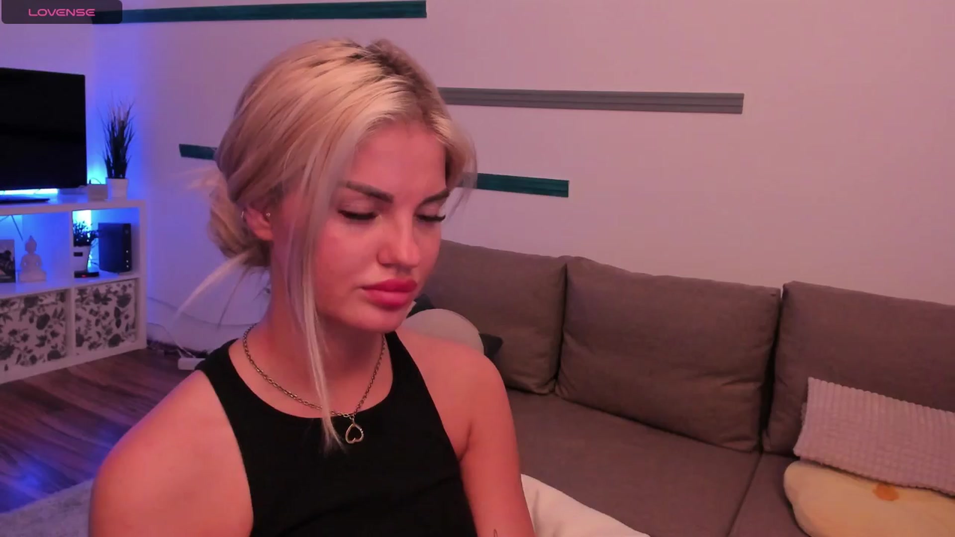 Gallery image thumbnail from NiaBlondie's myfreecams stream on, 06/27/2024, 19:42 image 10 of 20