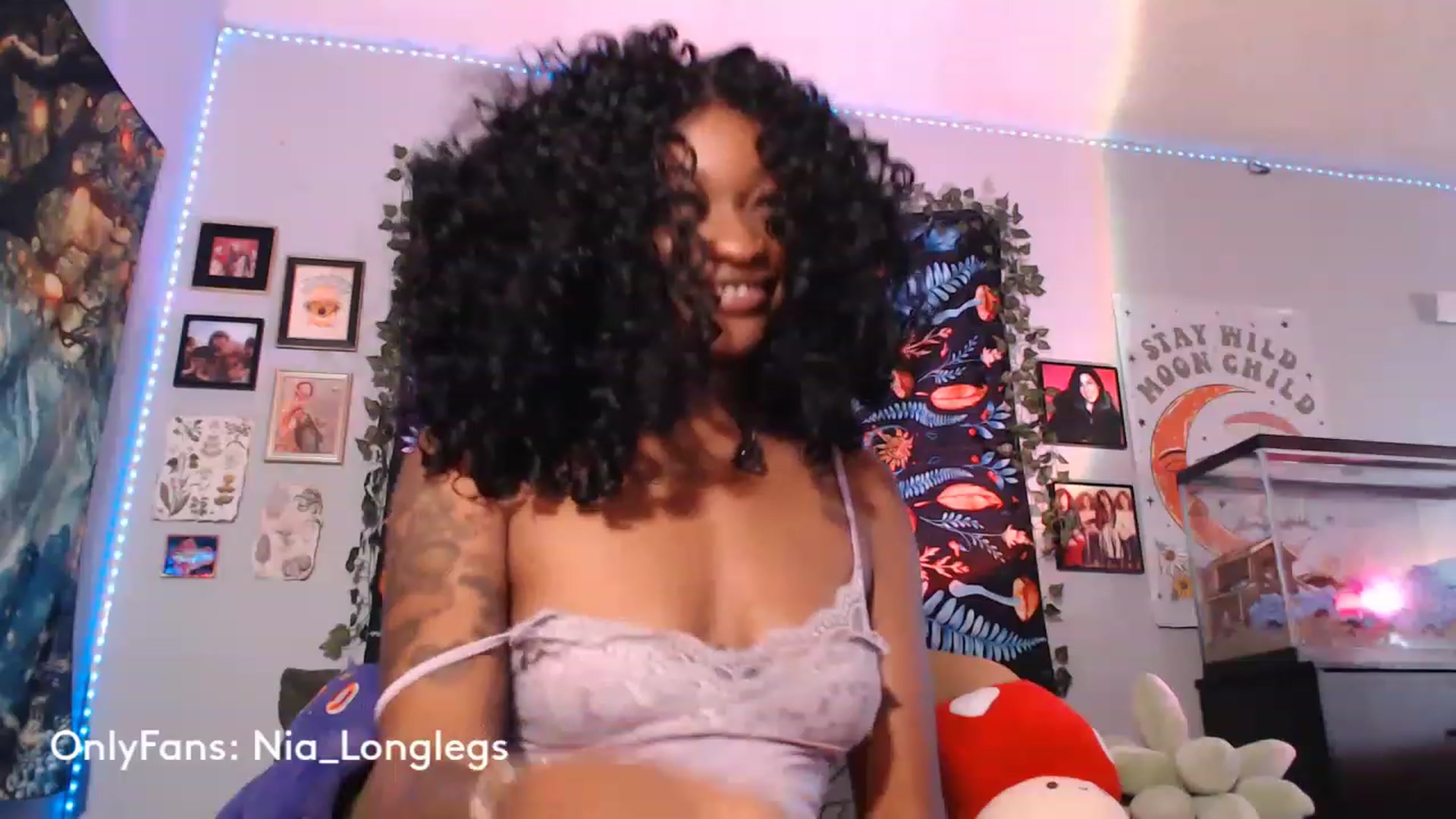 Gallery image thumbnail from Nia_Longlegs's myfreecams stream on, 05/06/2023, 01:06 image 17 of 20