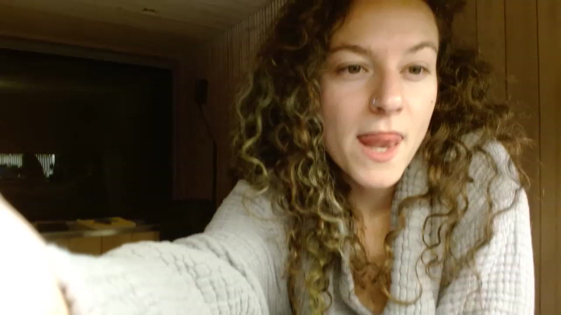 Gallery image thumbnail from Nice2Touch's myfreecams stream on, 12/19/2022, 04:01 image 6 of 20