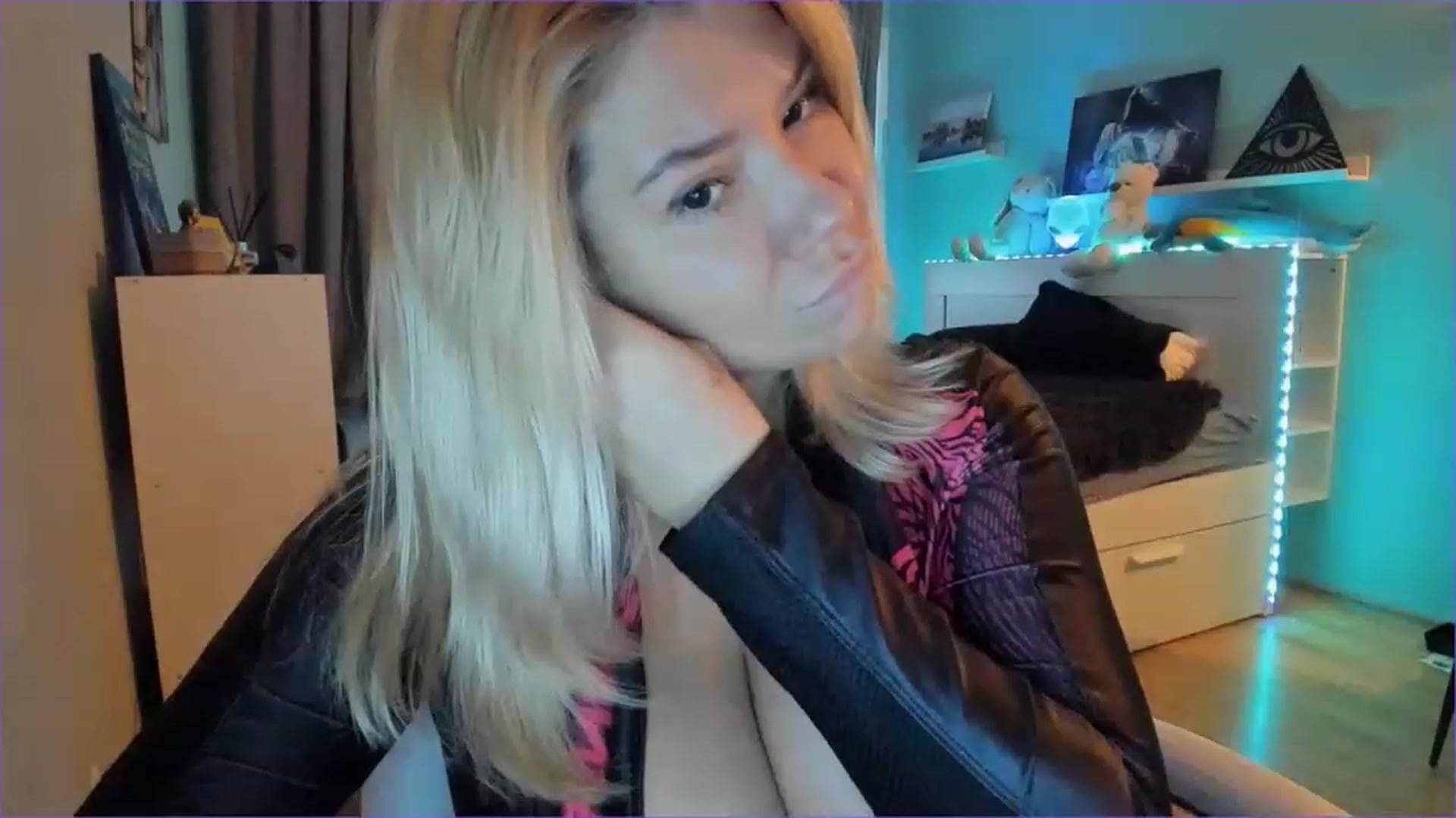 Gallery image thumbnail from NickyBlein's myfreecams stream on, 12/01/2022, 11:02 image 17 of 20