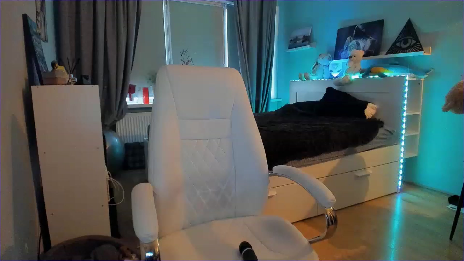 Gallery image thumbnail from NickyBlein's myfreecams stream on, 12/01/2022, 11:59 image 20 of 20