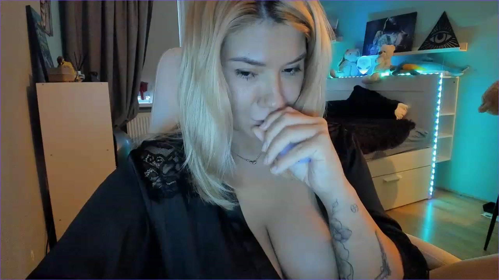 Gallery image thumbnail from NickyBlein's myfreecams stream on, 12/01/2022, 13:08 image 1 of 20