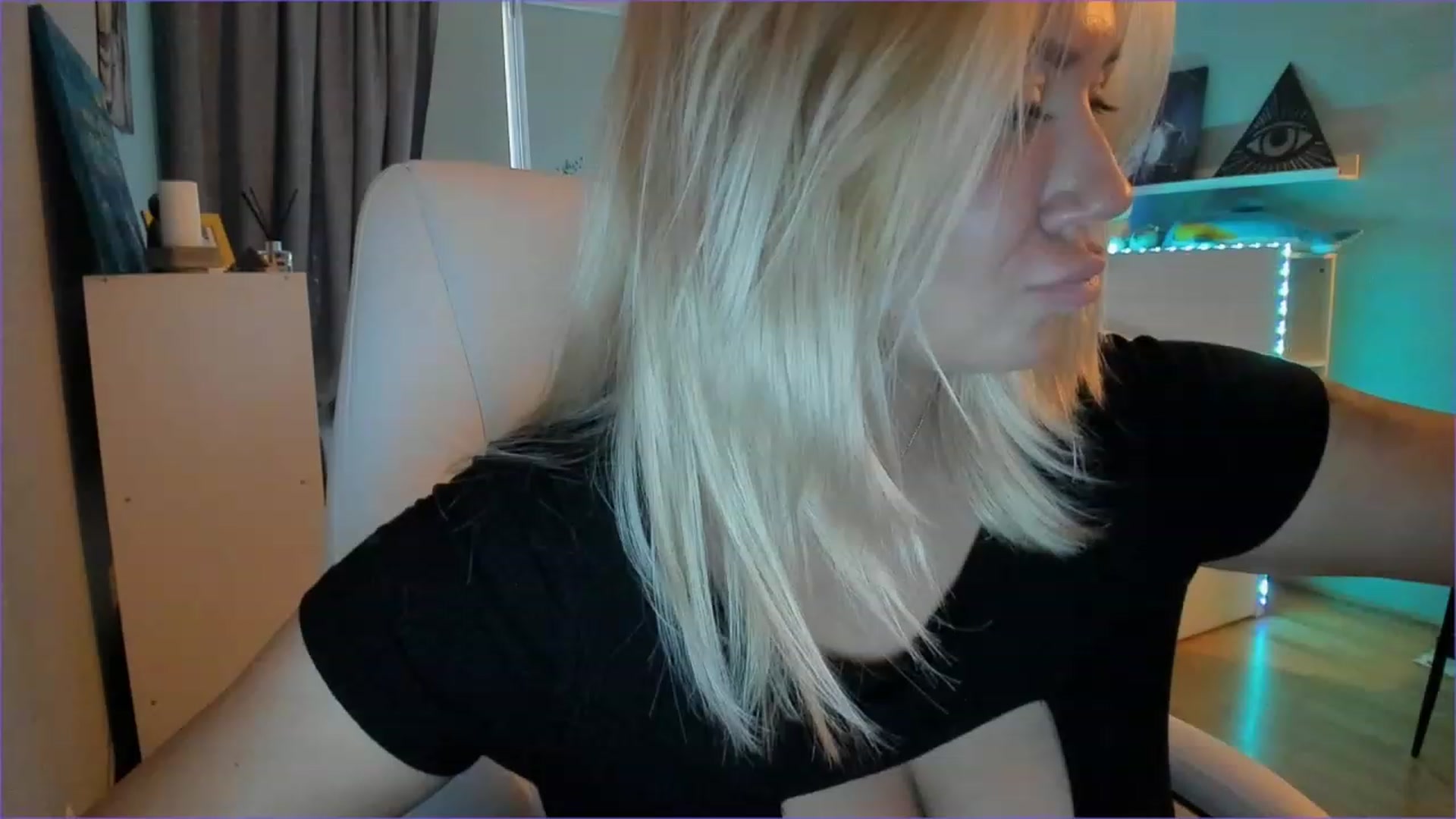 Gallery image thumbnail from NickyBlein's myfreecams stream on, 12/03/2022, 11:03 image 12 of 20