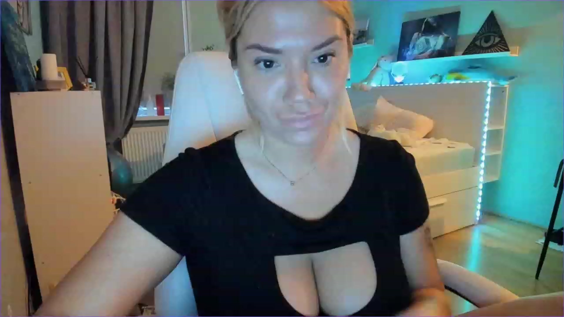 Gallery image thumbnail from NickyBlein's myfreecams stream on, 12/03/2022, 12:48 image 15 of 20