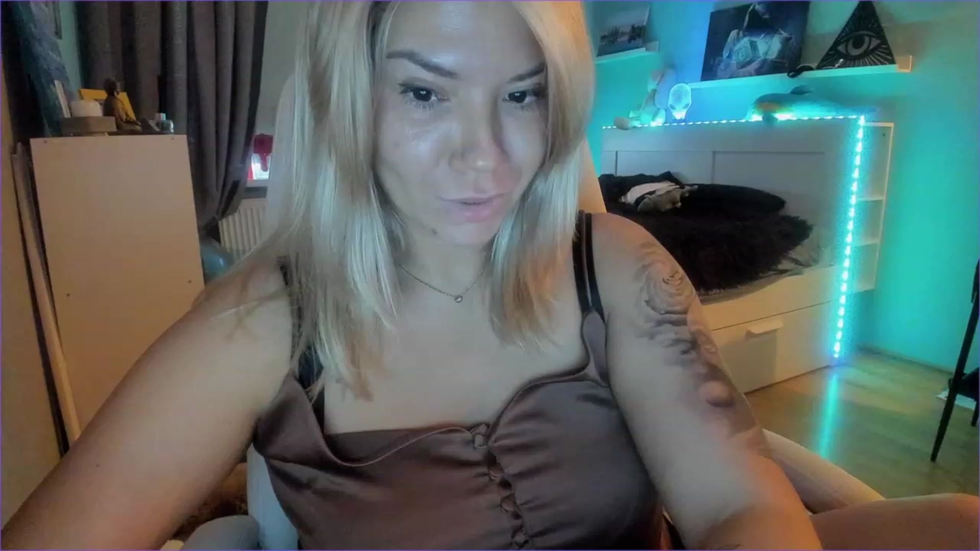 Gallery image thumbnail from NickyBlein's myfreecams stream on, 12/15/2022, 12:11 image 17 of 20