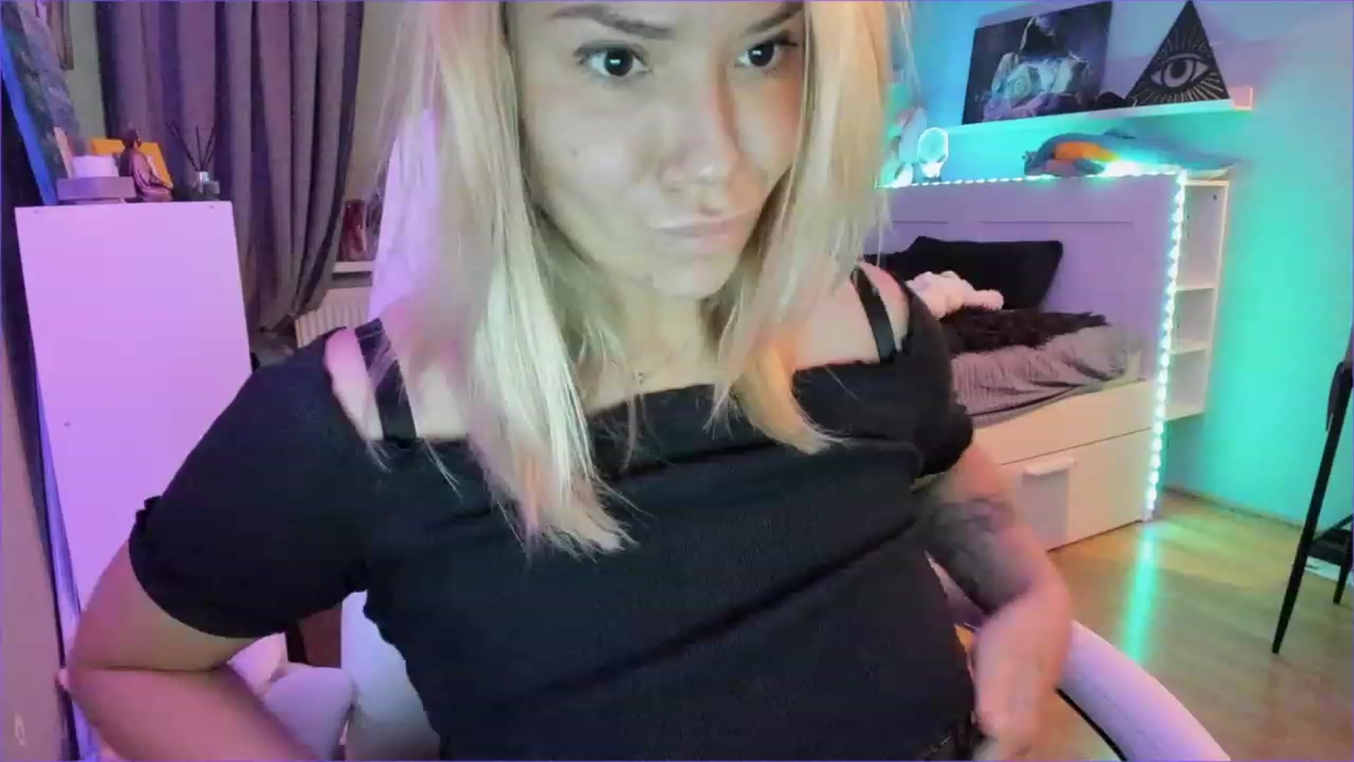 Gallery image thumbnail from NickyBlein's myfreecams stream on, 12/16/2022, 14:54 image 20 of 20