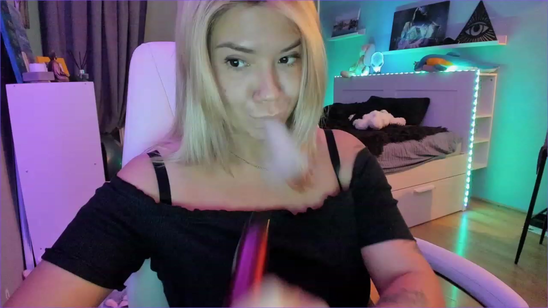 Gallery image thumbnail from NickyBlein's myfreecams stream on, 12/16/2022, 15:16 image 9 of 20