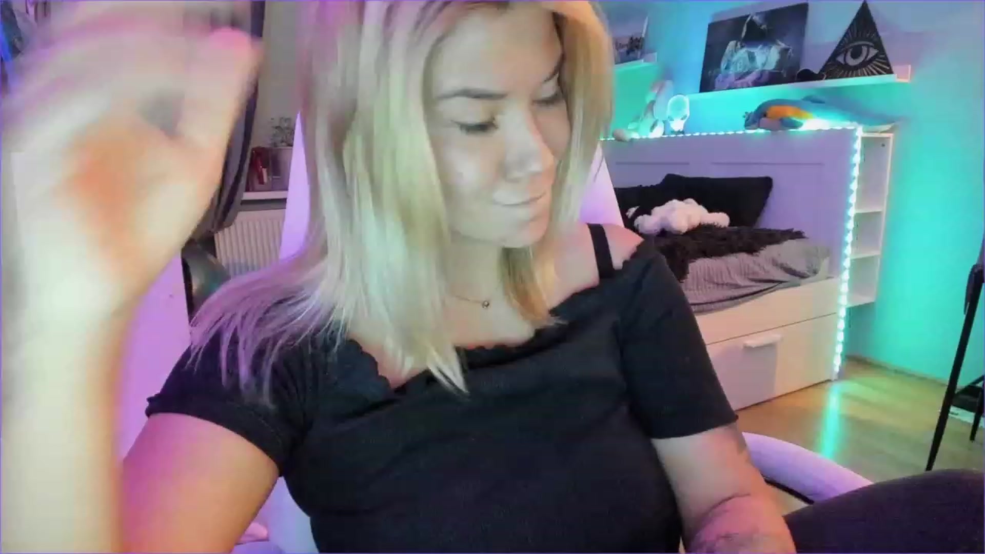 Gallery image thumbnail from NickyBlein's myfreecams stream on, 12/16/2022, 15:16 image 8 of 20