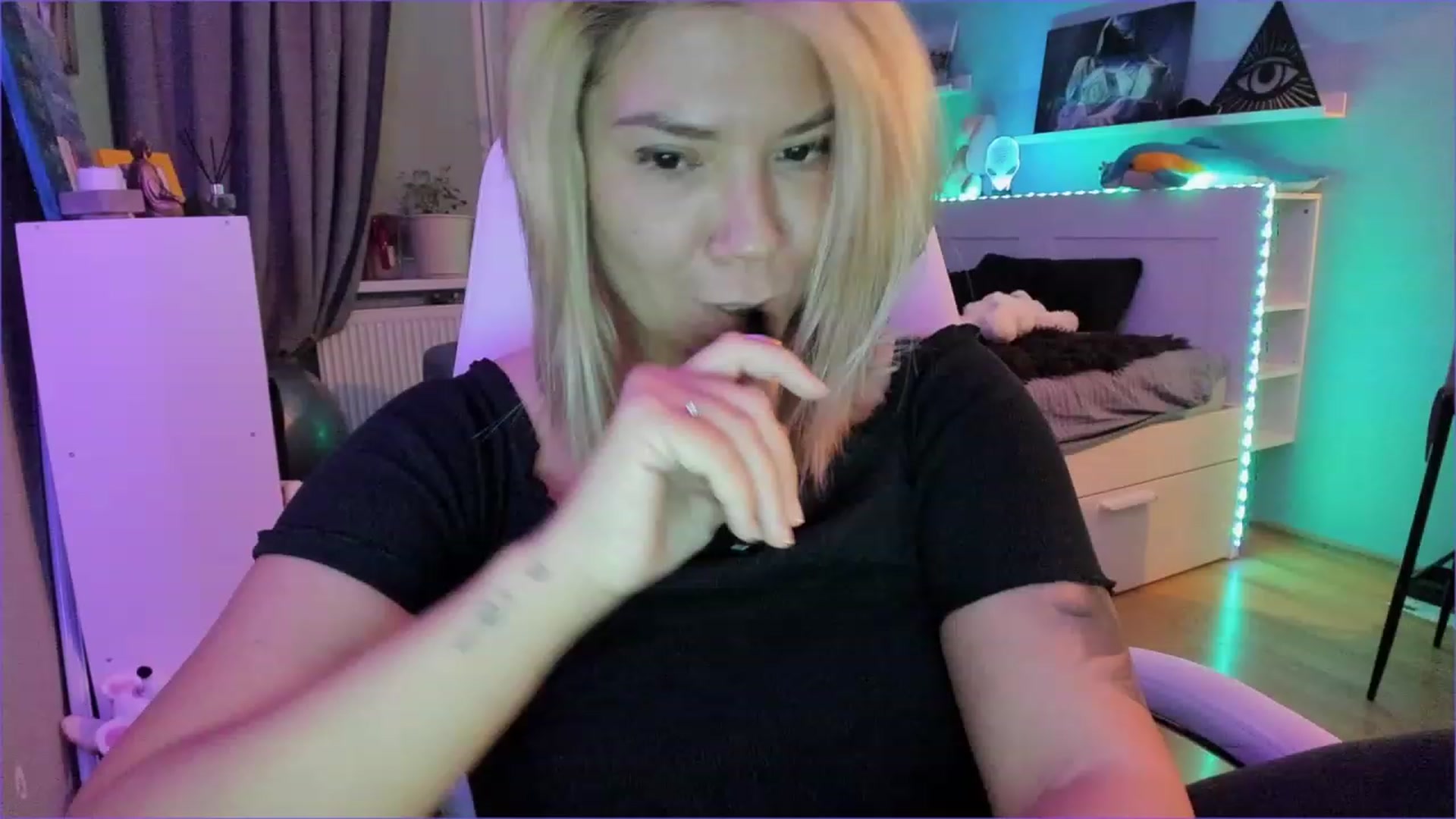 Gallery image thumbnail from NickyBlein's myfreecams stream on, 12/16/2022, 15:16 image 7 of 20