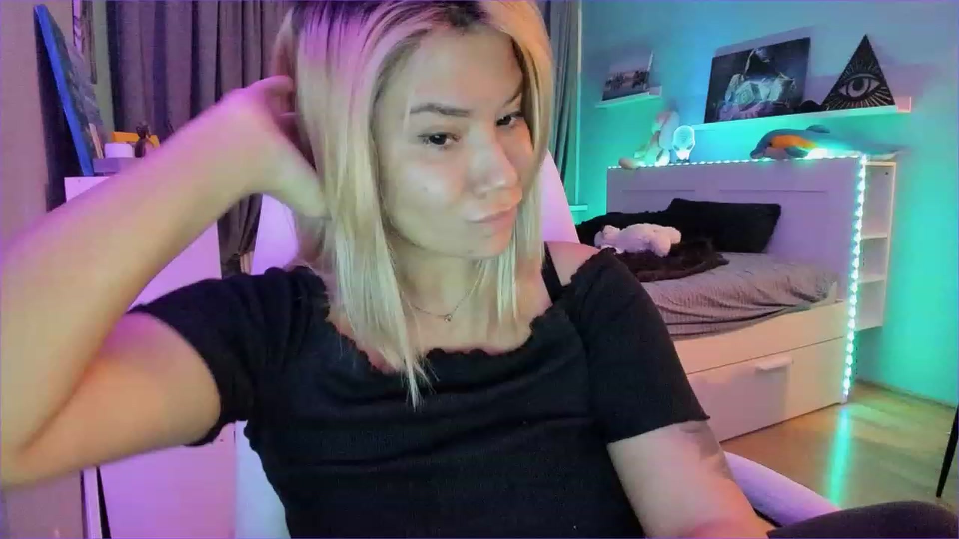 Gallery image thumbnail from NickyBlein's myfreecams stream on, 12/16/2022, 16:31 image 11 of 20