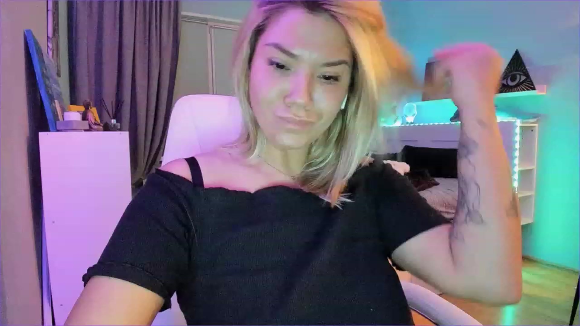 Gallery image thumbnail from NickyBlein's myfreecams stream on, 12/16/2022, 16:31 image 3 of 20