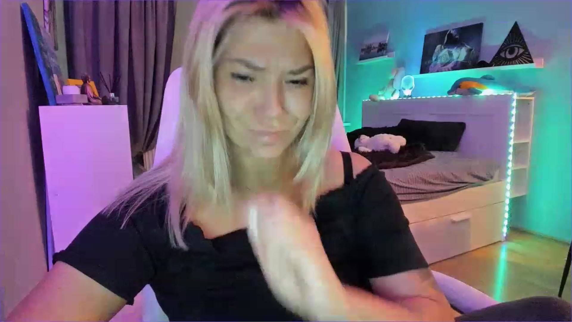 Gallery image thumbnail from NickyBlein's myfreecams stream on, 12/16/2022, 16:31 image 8 of 20