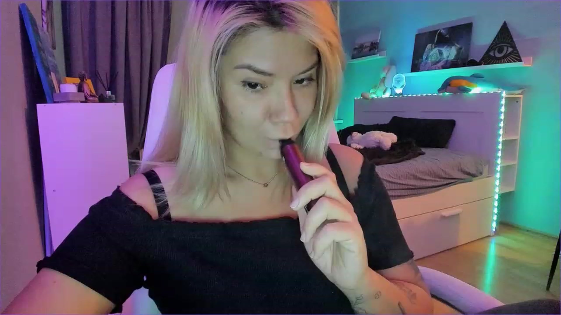 Gallery image thumbnail from NickyBlein's myfreecams stream on, 12/16/2022, 16:31 image 12 of 20