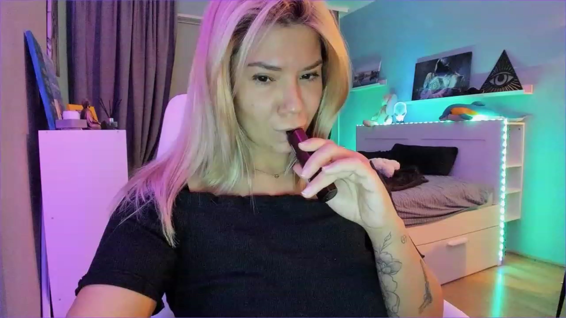 Gallery image thumbnail from NickyBlein's myfreecams stream on, 12/16/2022, 16:31 image 2 of 20