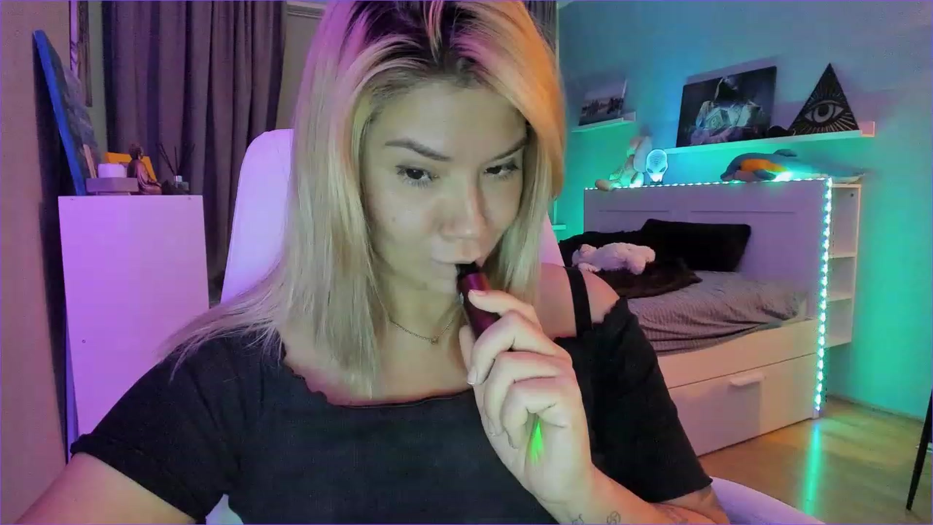 Gallery image thumbnail from NickyBlein's myfreecams stream on, 12/16/2022, 16:59 image 17 of 20