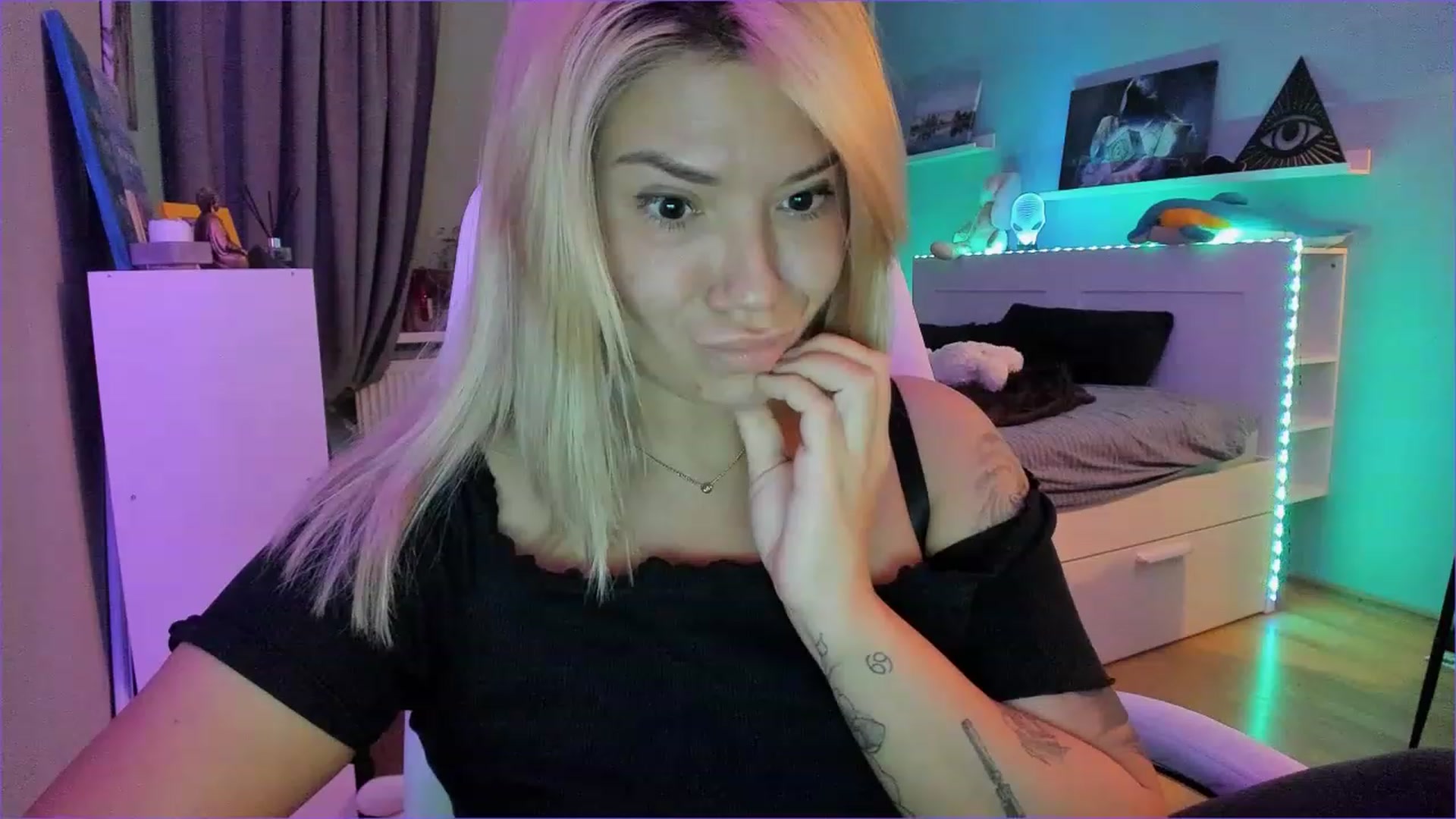 Gallery image thumbnail from NickyBlein's myfreecams stream on, 12/16/2022, 16:59 image 1 of 20