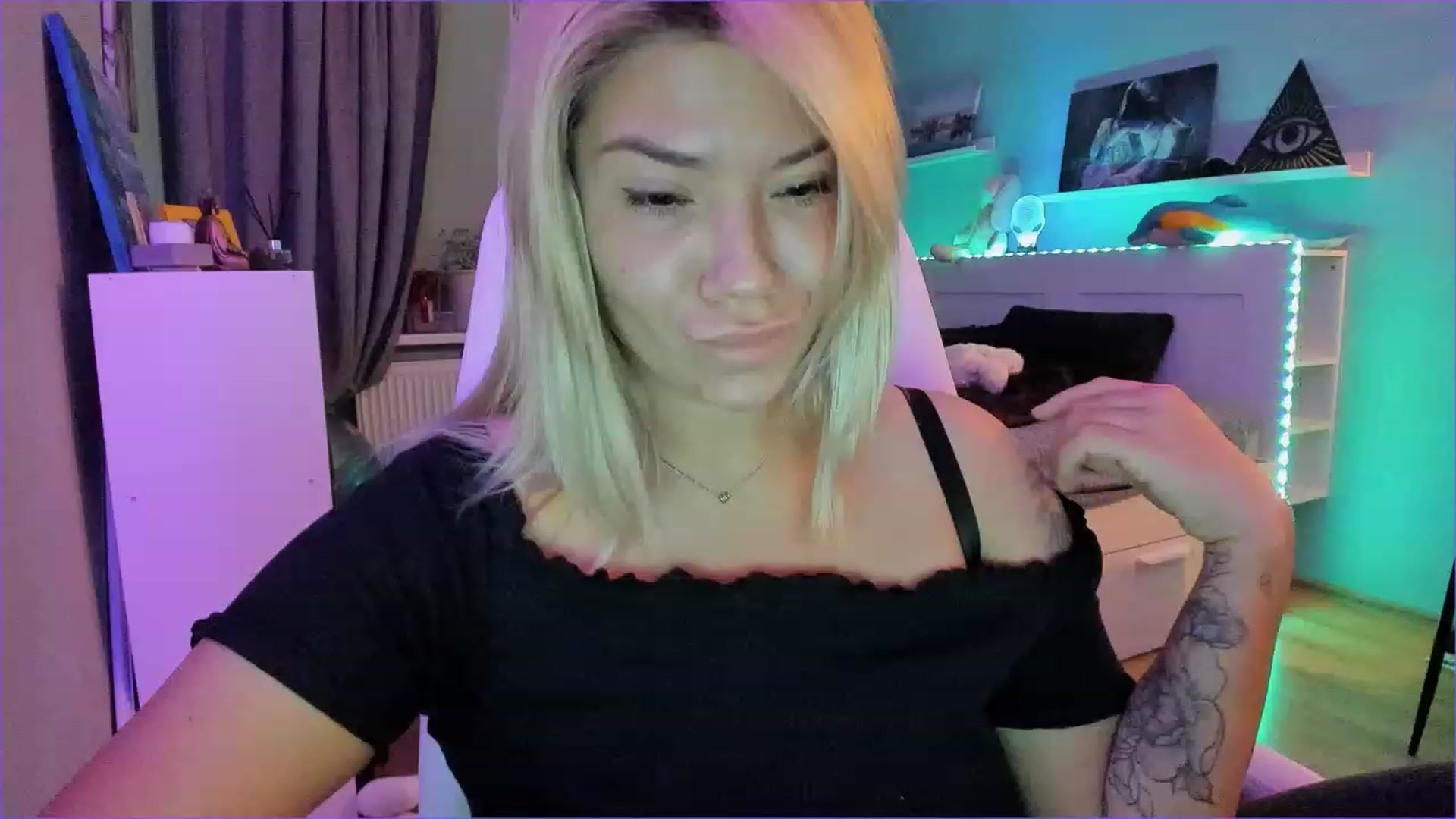 Gallery image thumbnail from NickyBlein's myfreecams stream on, 12/16/2022, 16:59 image 2 of 20