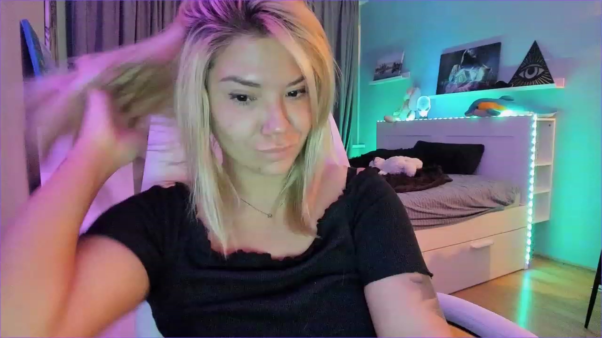 Gallery image thumbnail from NickyBlein's myfreecams stream on, 12/16/2022, 16:59 image 7 of 20