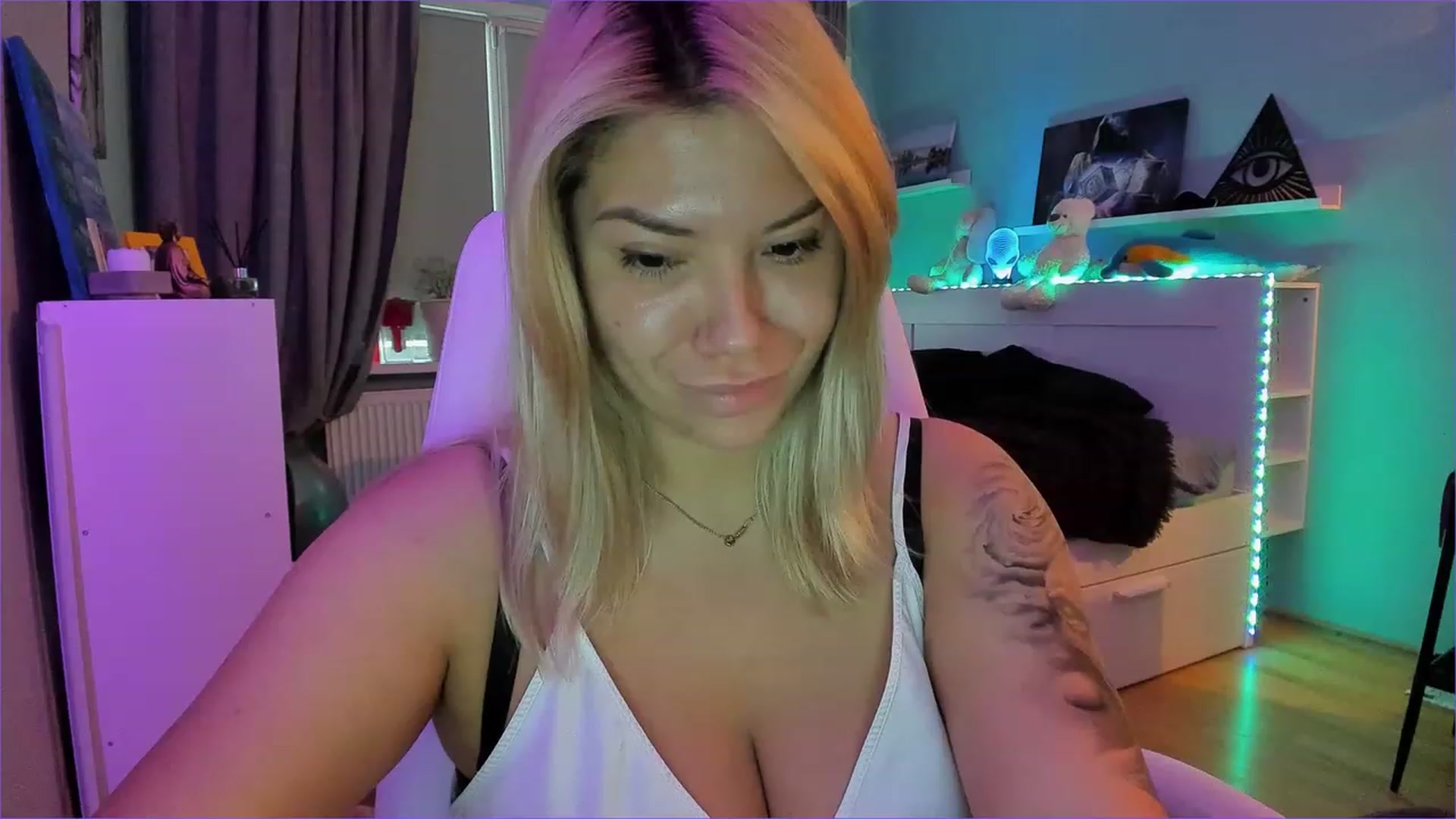 Gallery image thumbnail from NickyBlein's myfreecams stream on, 12/17/2022, 10:25 image 3 of 20